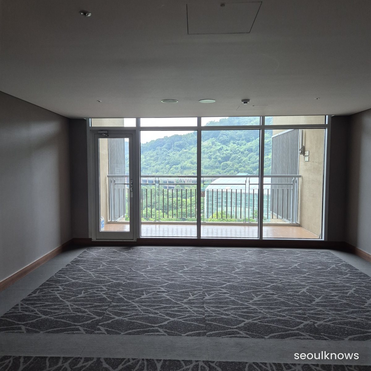 Ondol (heated-floor) room with mountain view