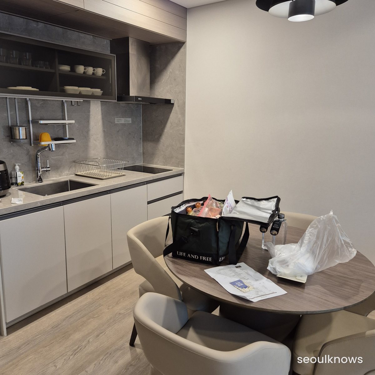 Cook-in kitchen with sink, induction and dining table