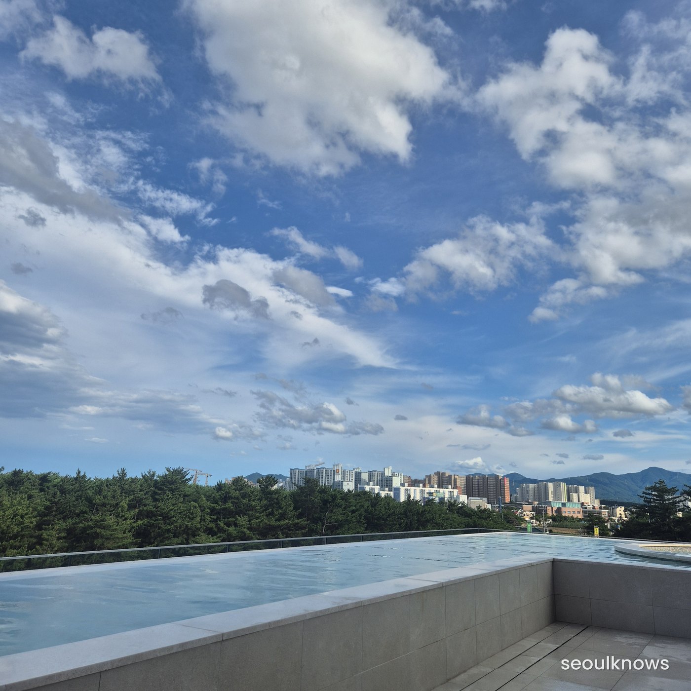 Infinity edge and open sky
