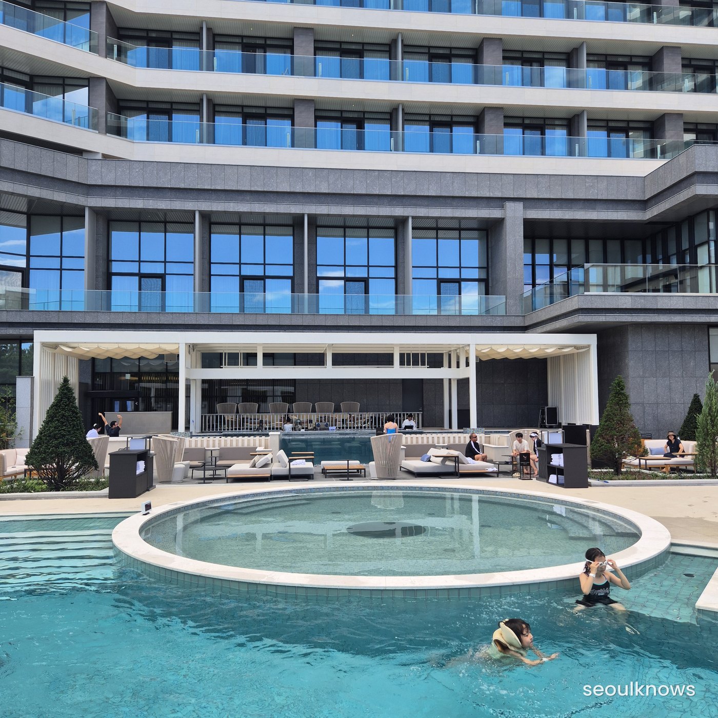 Round pool and cabanas