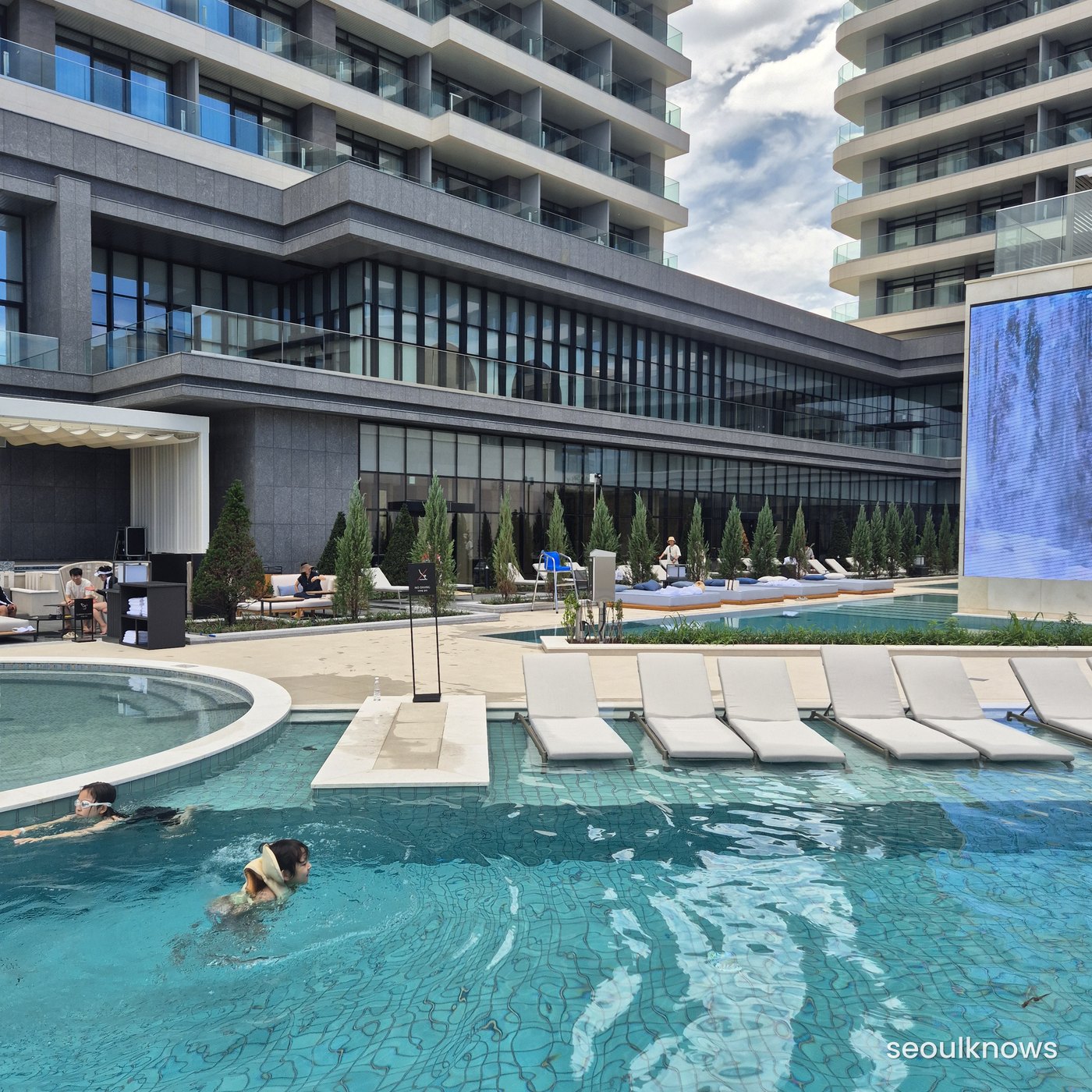 Swimming by the screen wall