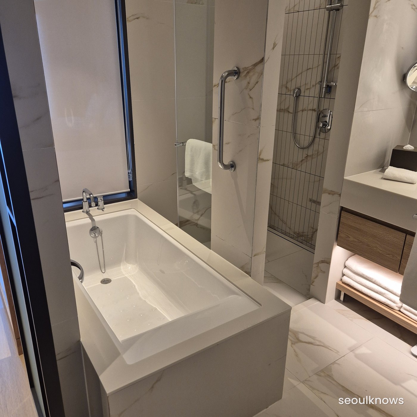 Bathroom with a tub and sea view