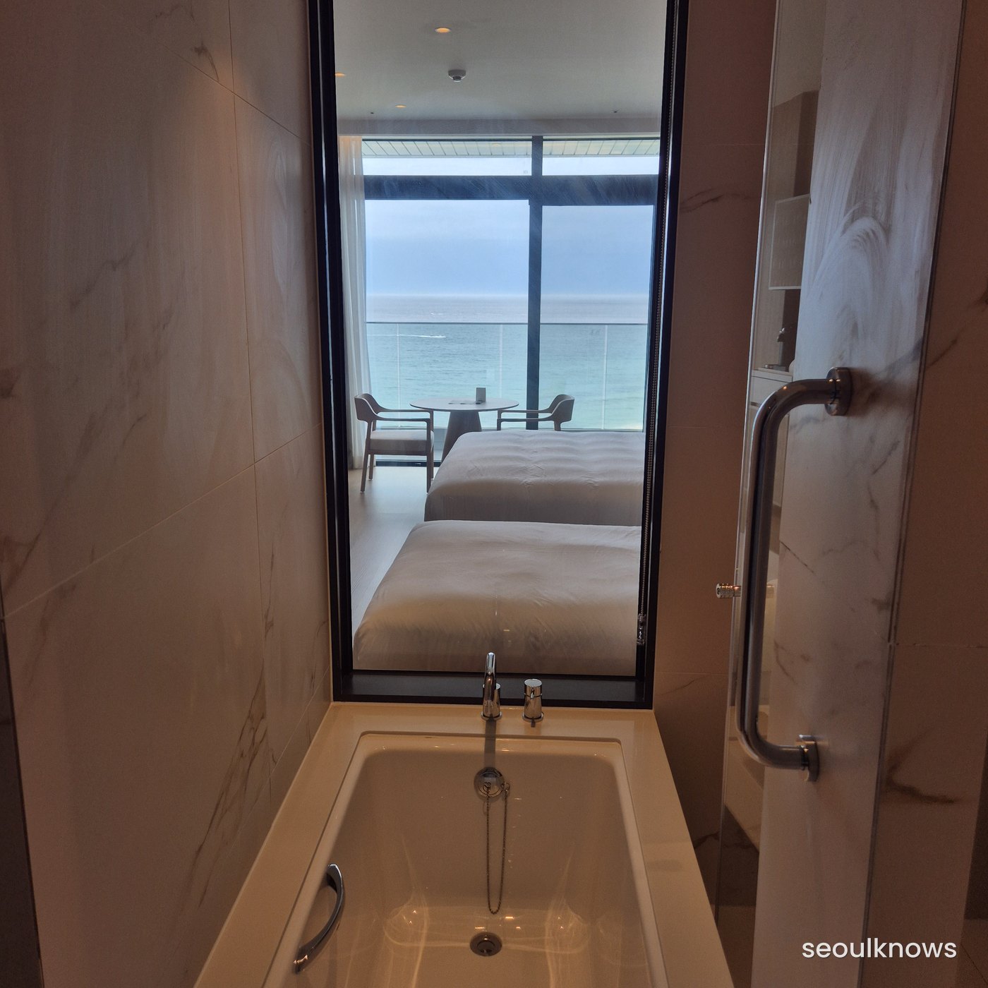 Tub with a blind that opens to the sea
