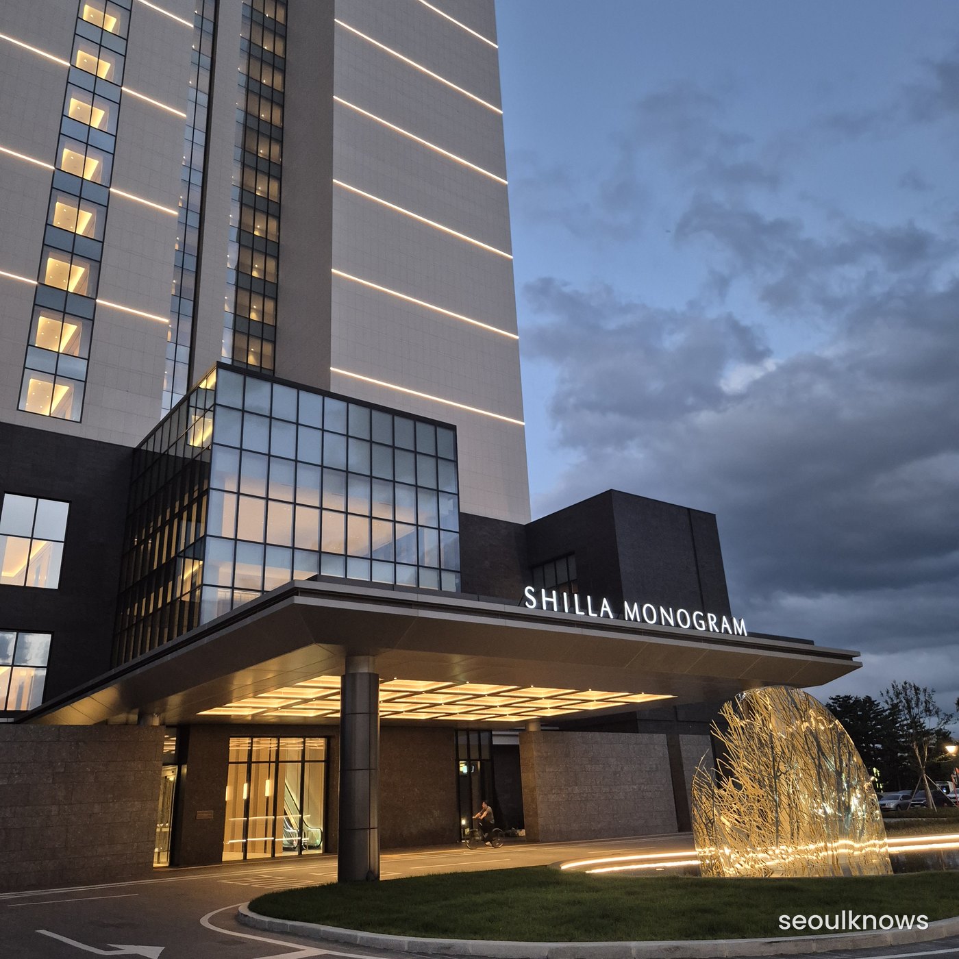 Shilla Monogram Gangneung exterior at night