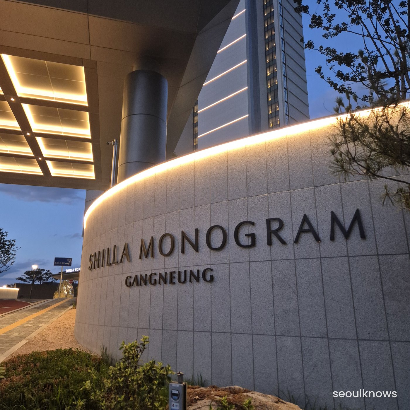 SHILLA MONOGRAM GANGNEUNG curved signage