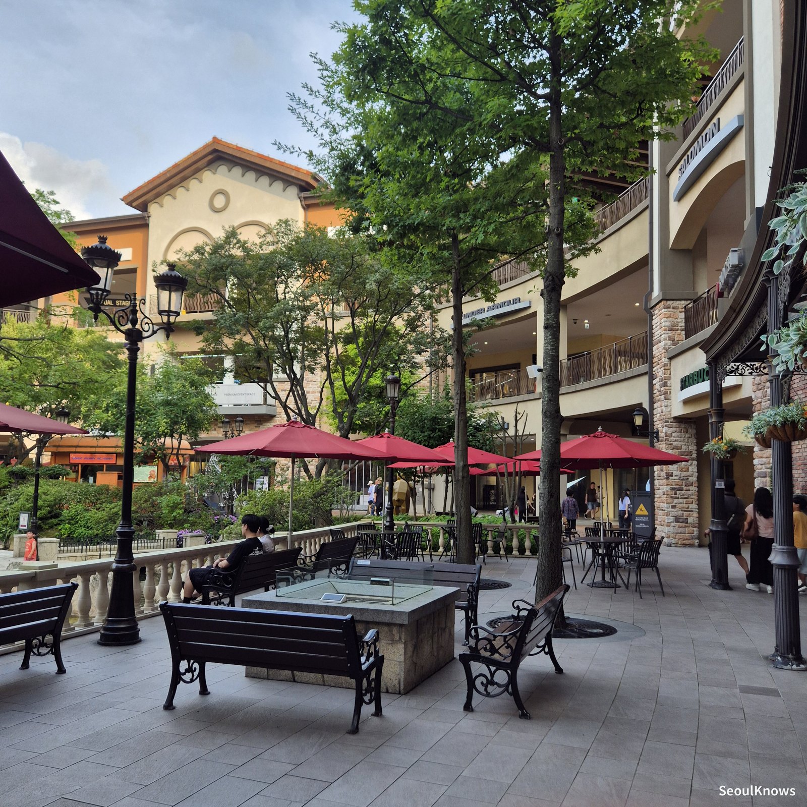 Outdoor terrace seating at Shinsegae Siheung outlet