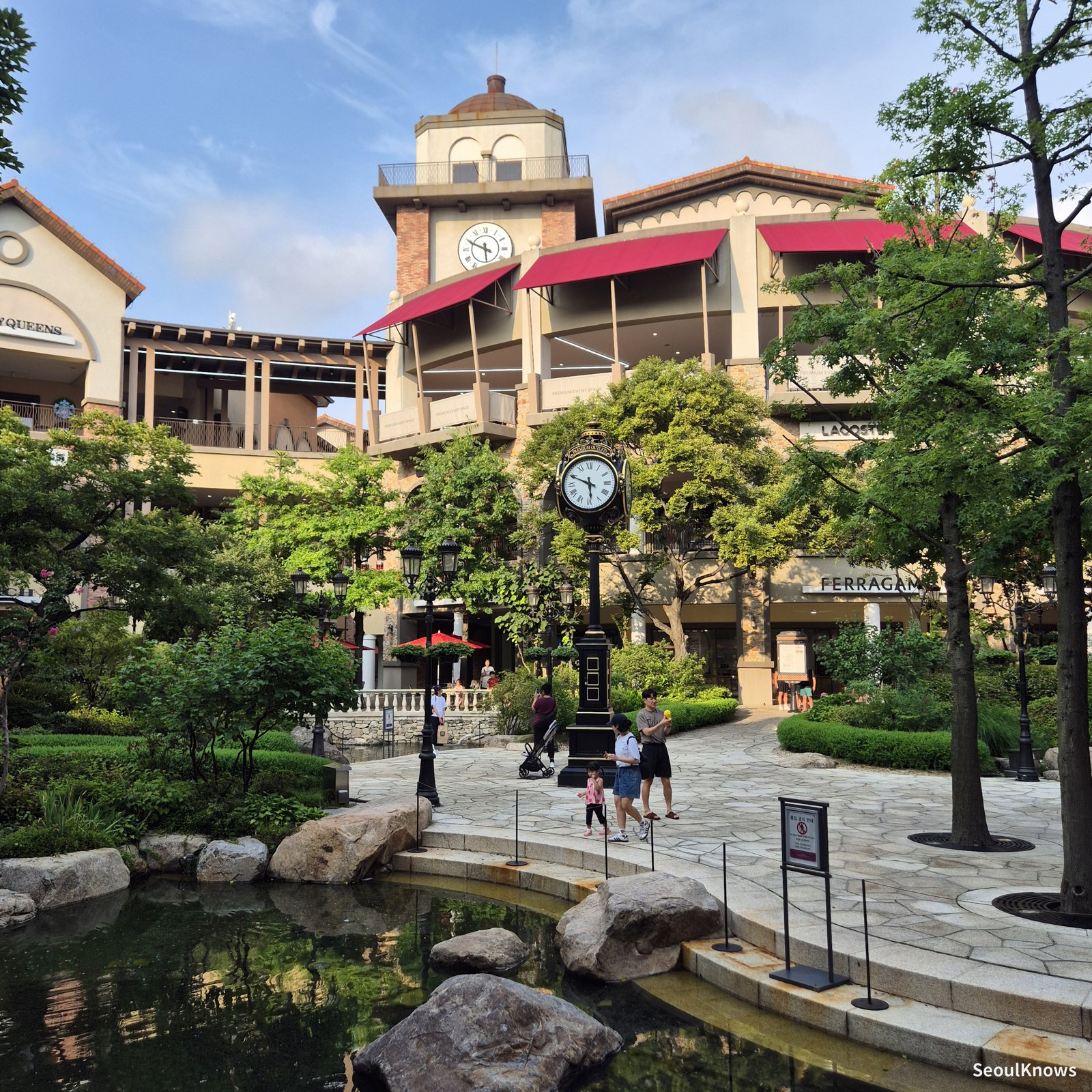 Central Garden pond and clock tower at Shinsegae Siheung outlet