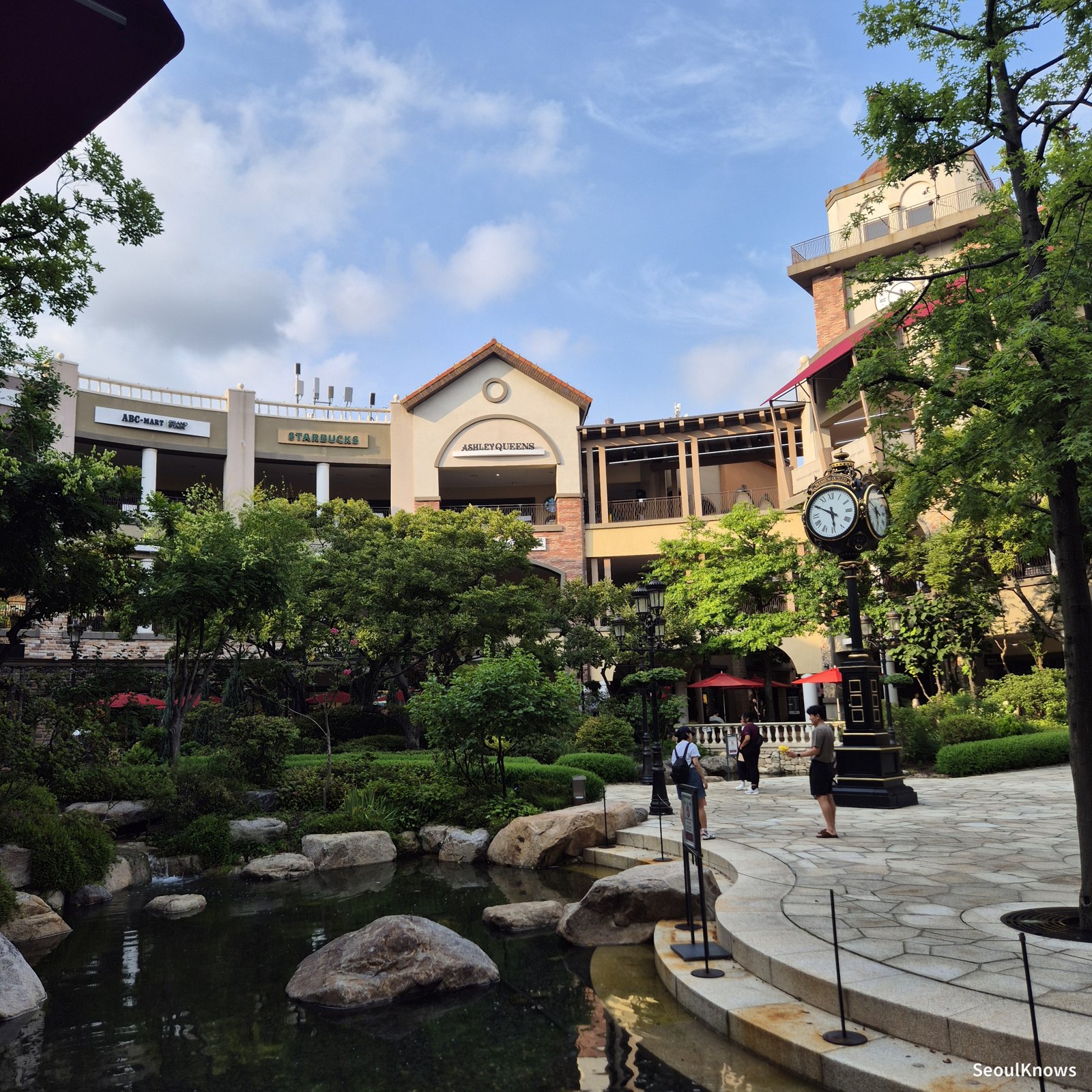 Plaza and garden at Shinsegae Siheung premium outlet