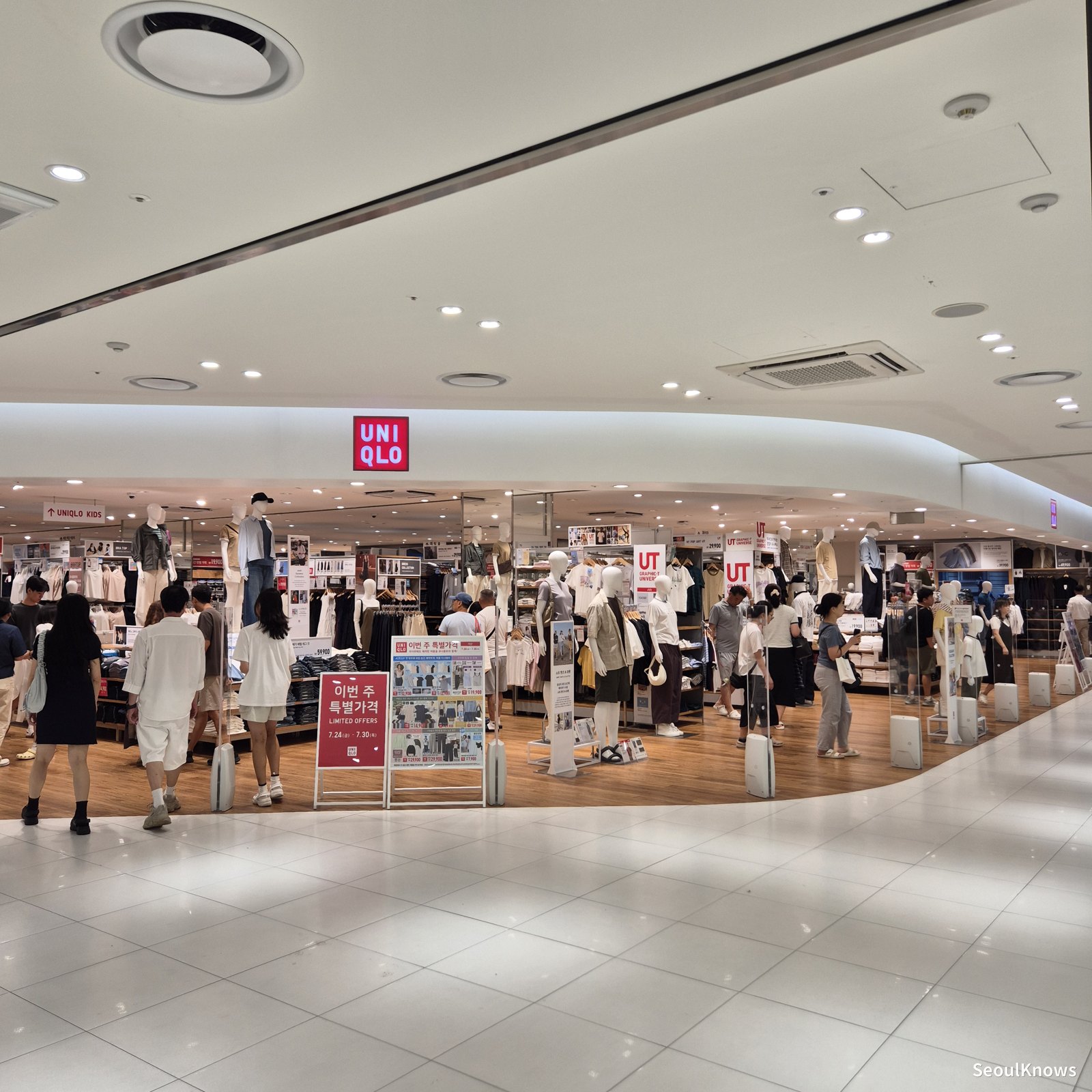 Uniqlo store inside Shinsegae Siheung outlet