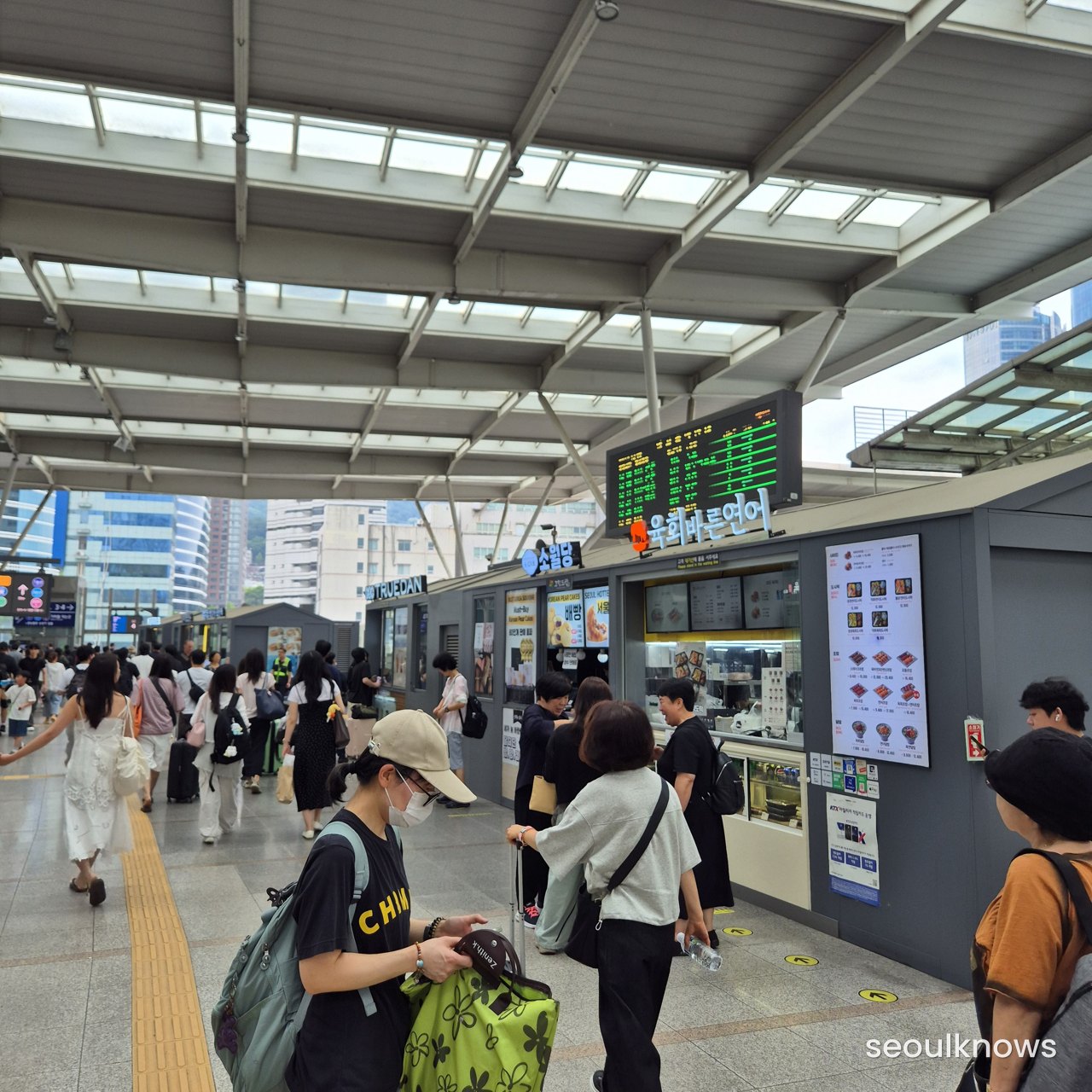 Wide interior of Seoul Station concourse