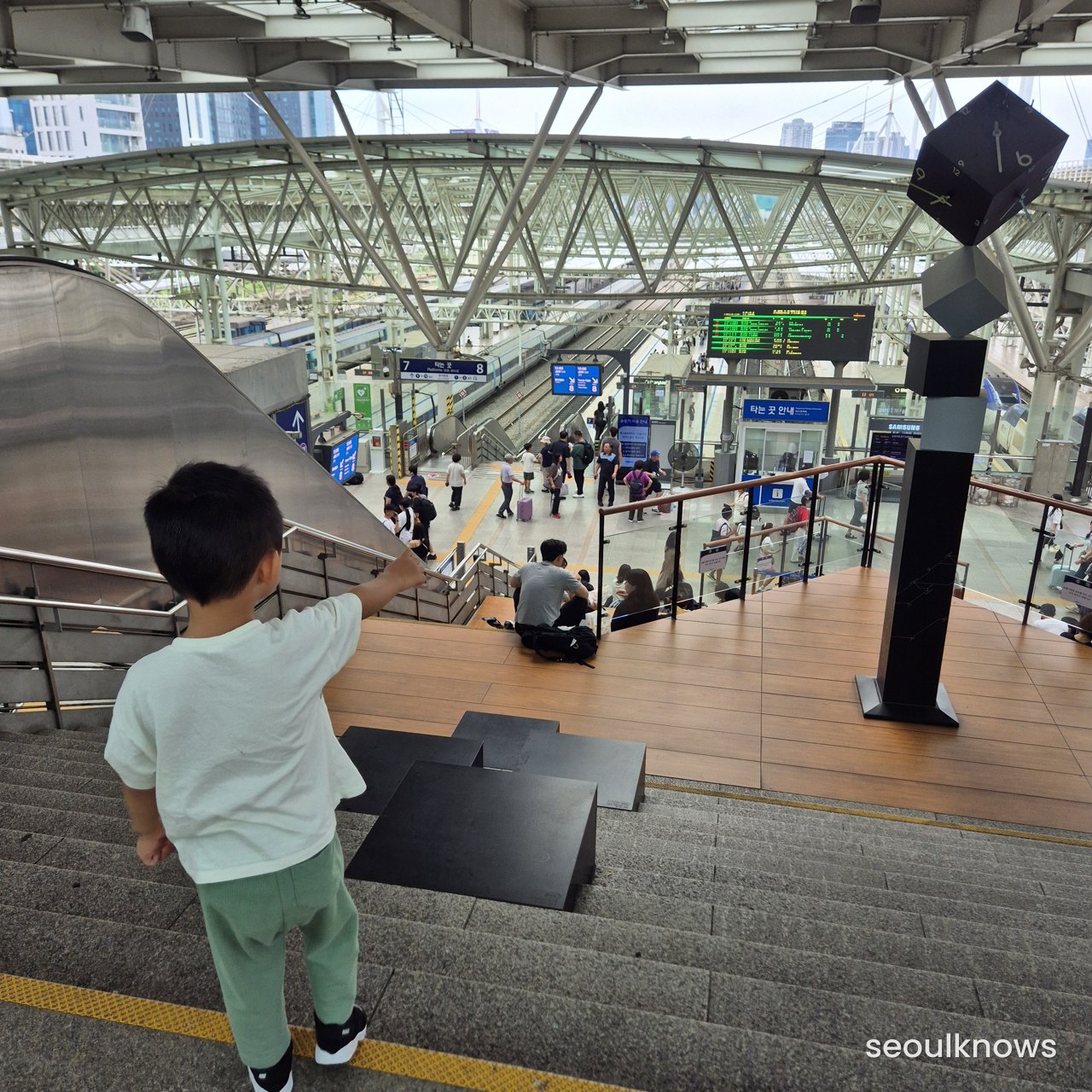 View over the Seoul Station concourse from the staircase
