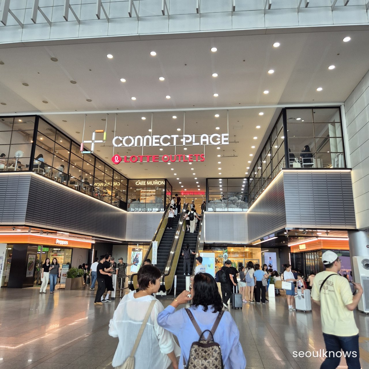 Connect Place dining and retail area at Seoul Station