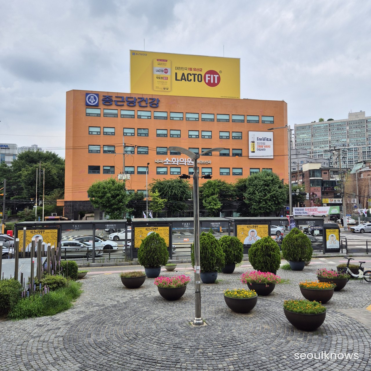 Outside view of Seoul Station area