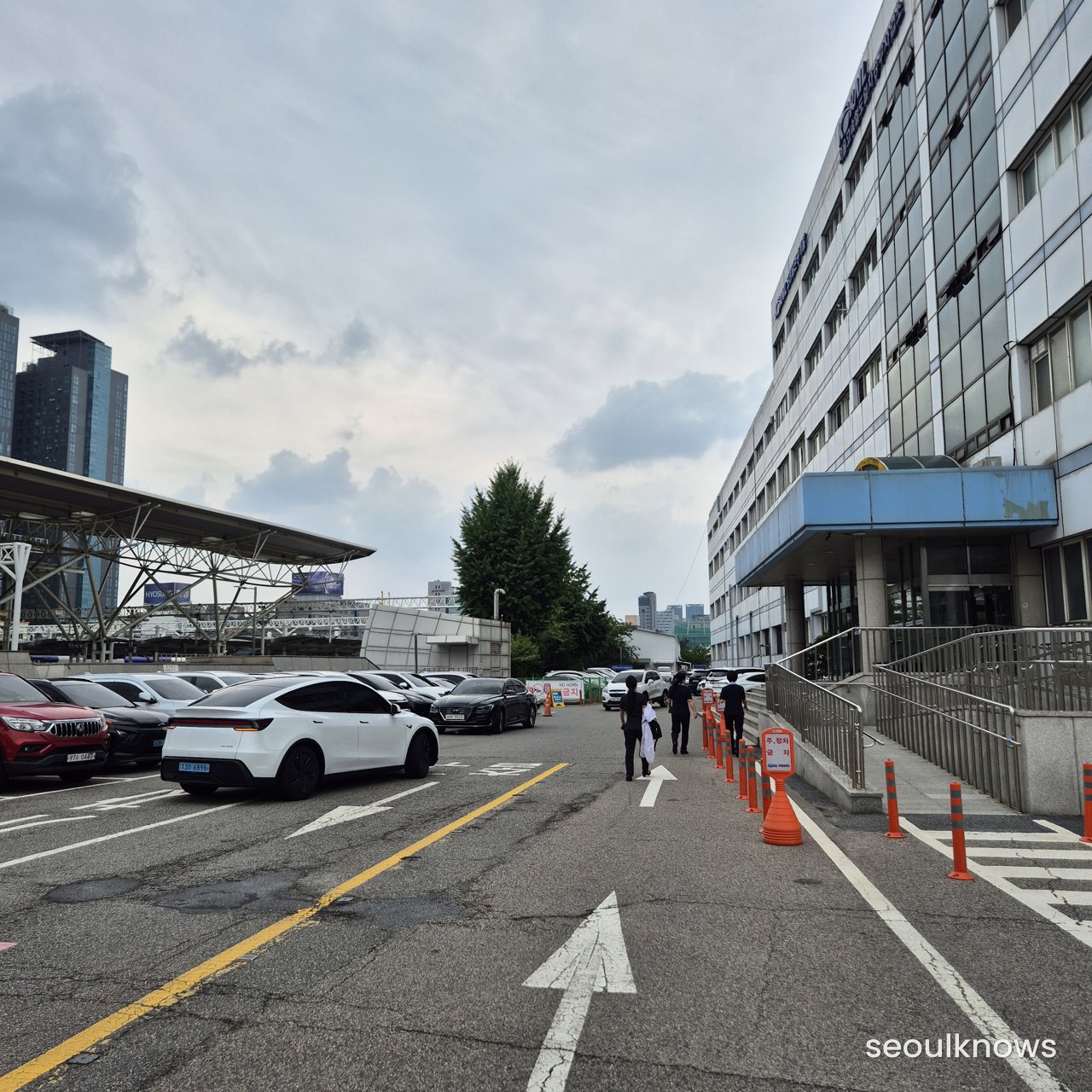 Seoul Station exterior driveway
