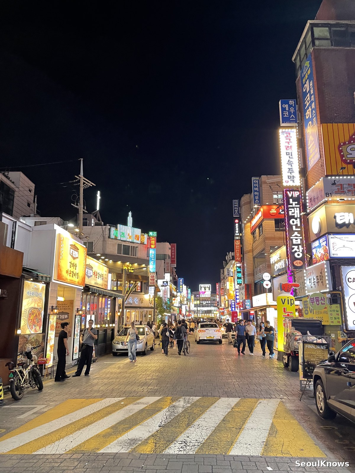 Main strip of Bangi-dong Meokja-golmok at night