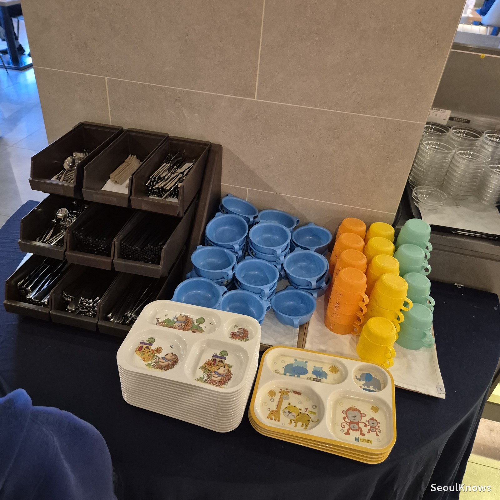 Cutlery and kids trays