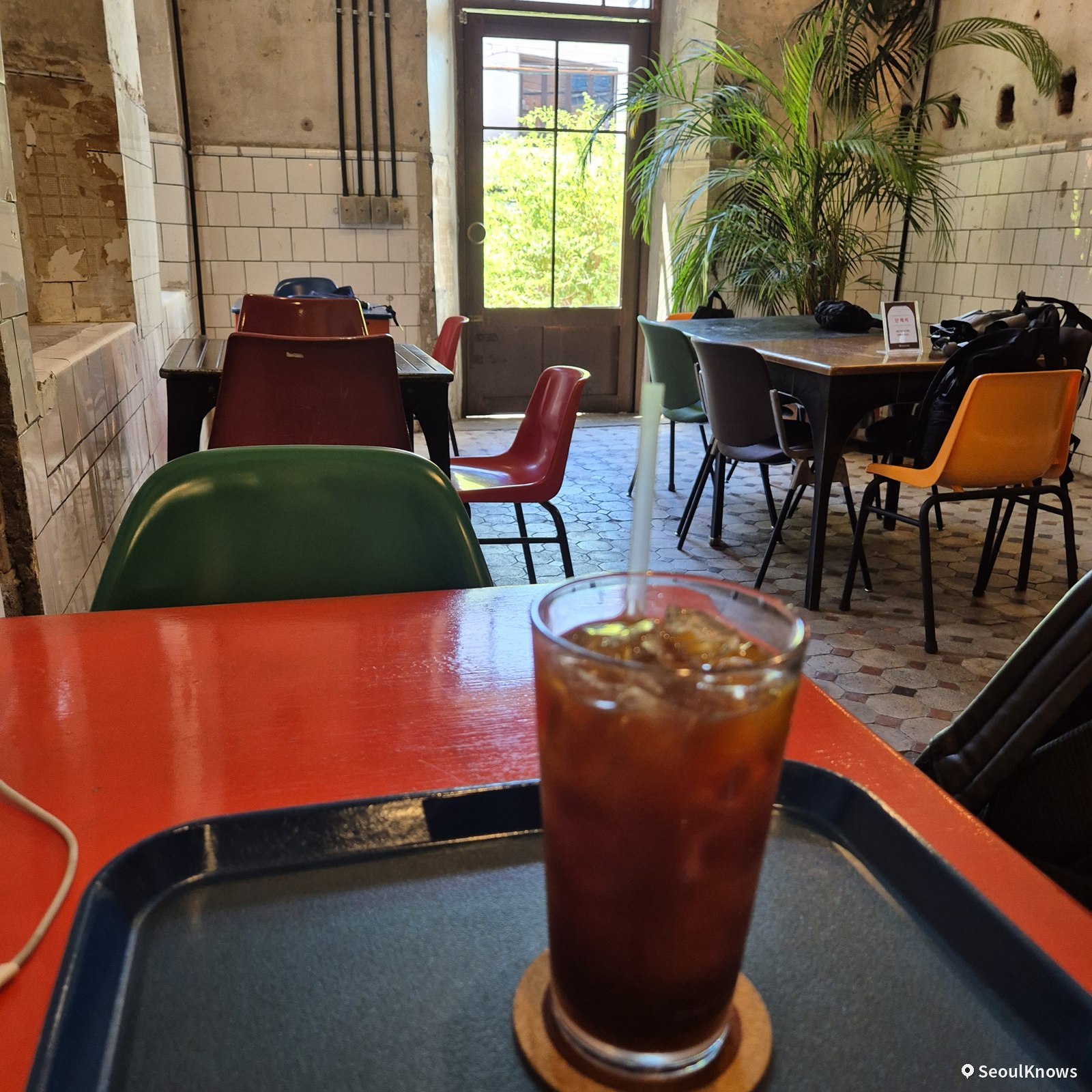 Iced Americano served on a red tray at Brown Hands Baekje