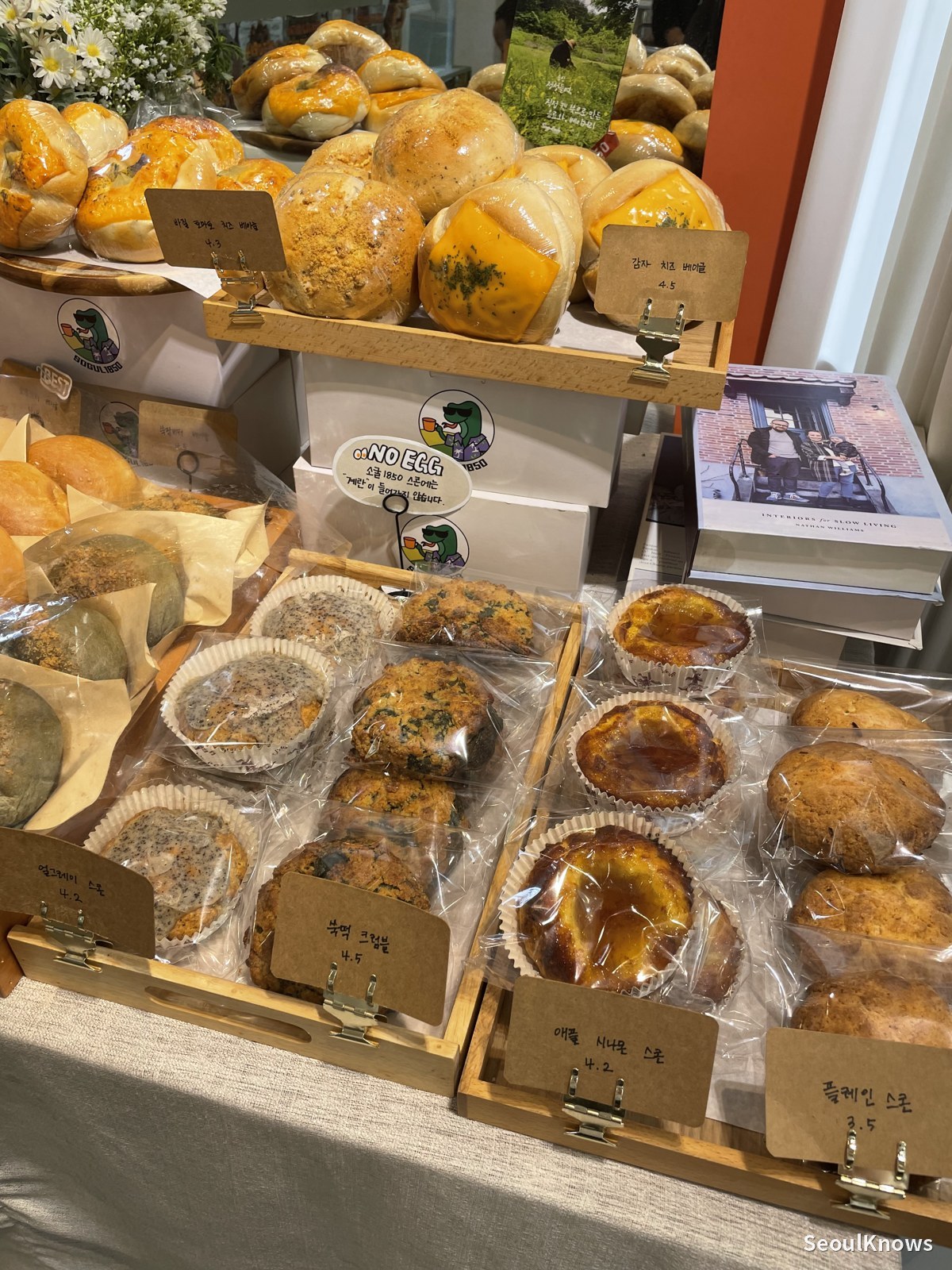 Sogulsok Gimpo bakery display of breads and bagels