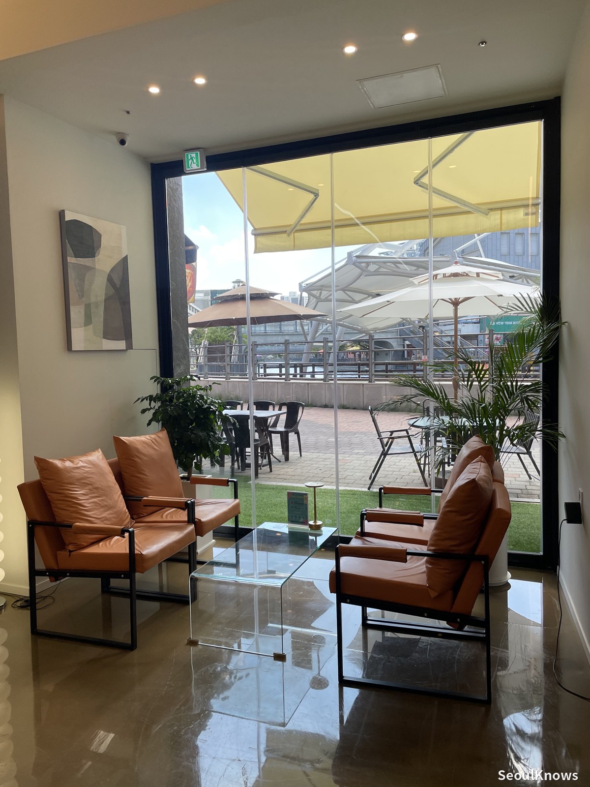 Sofa seating by the windows at Gallery de Aqua