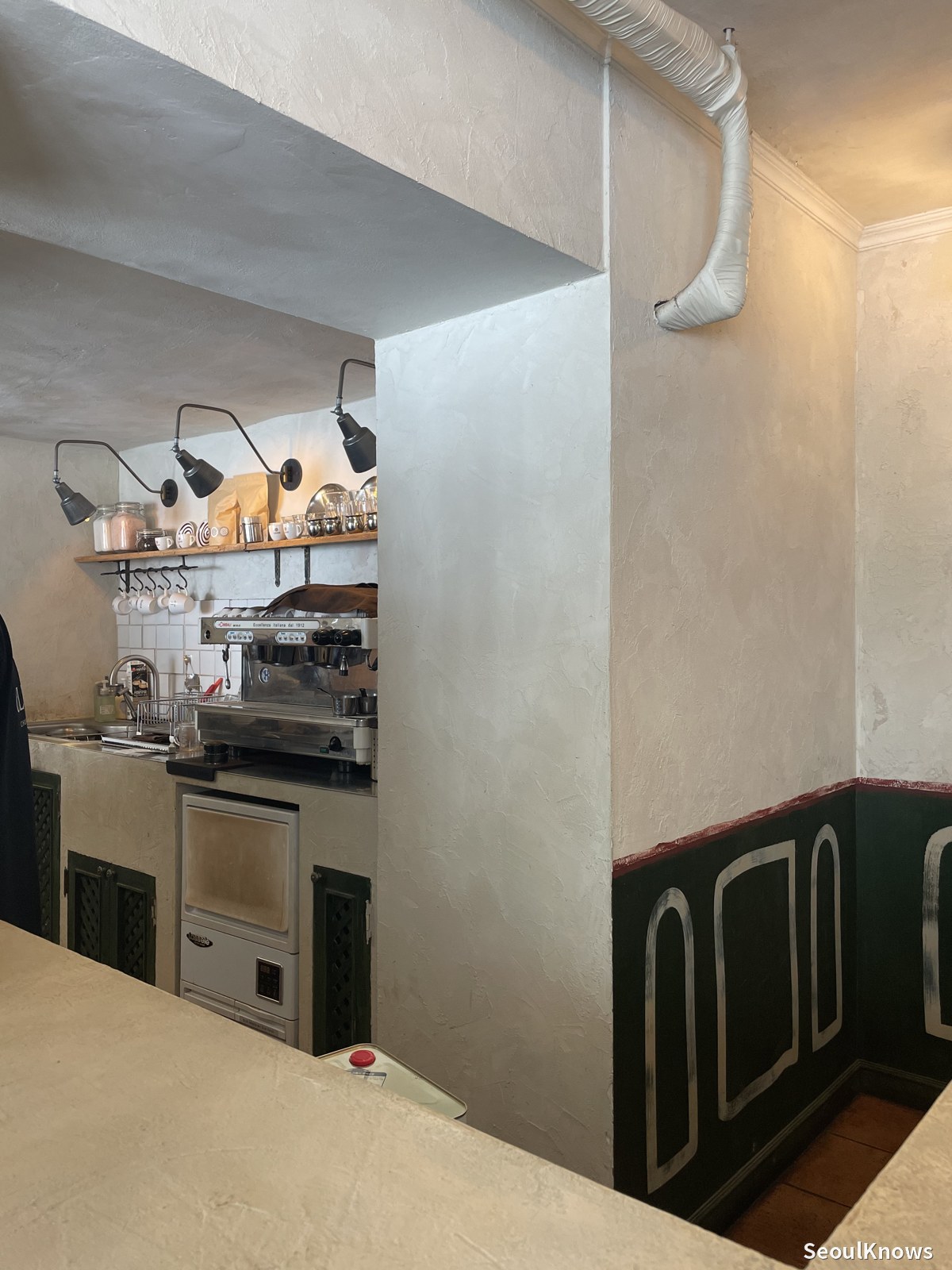 Counter and coffee bar at Gluglu Seoul