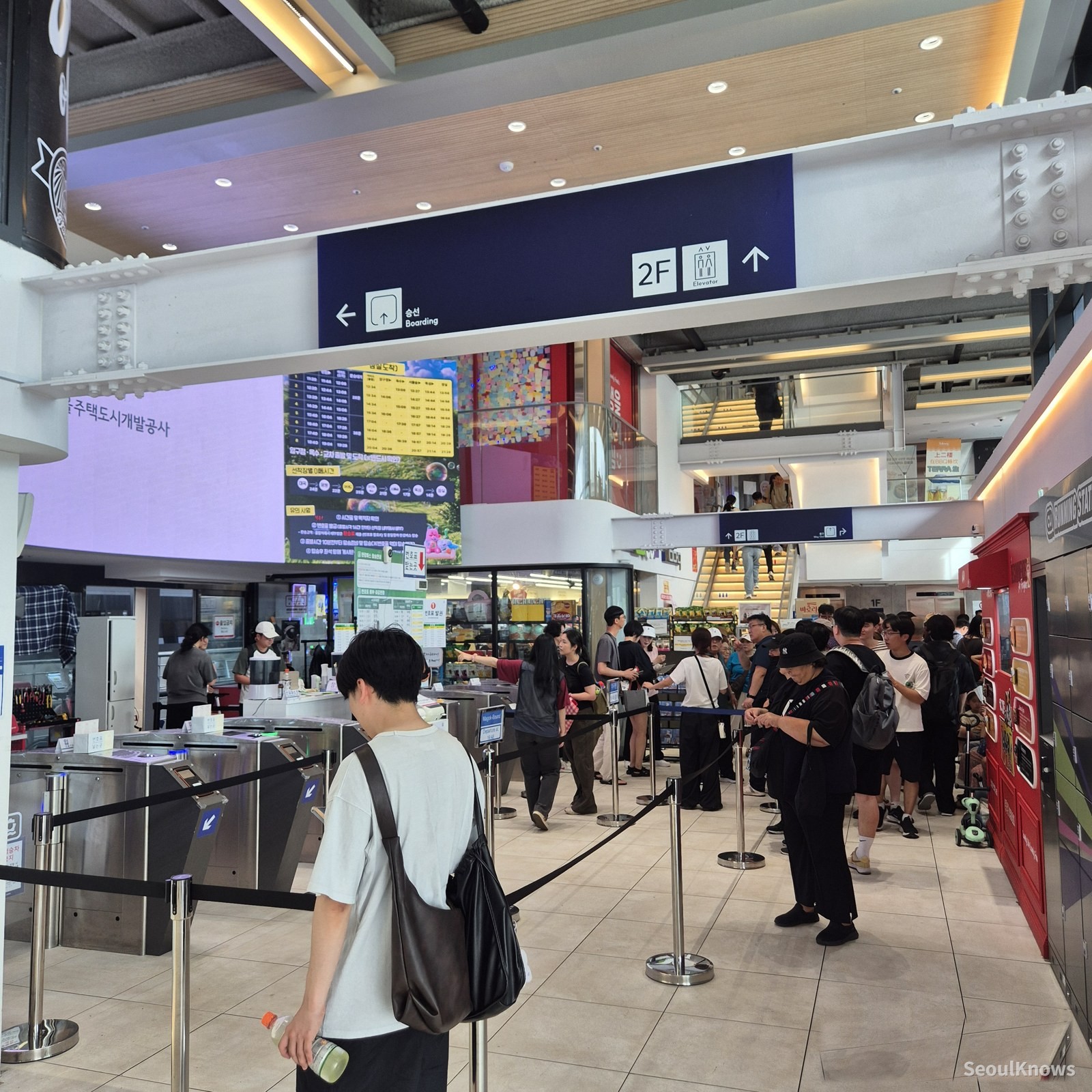 Inside the Yeouido terminal concourse