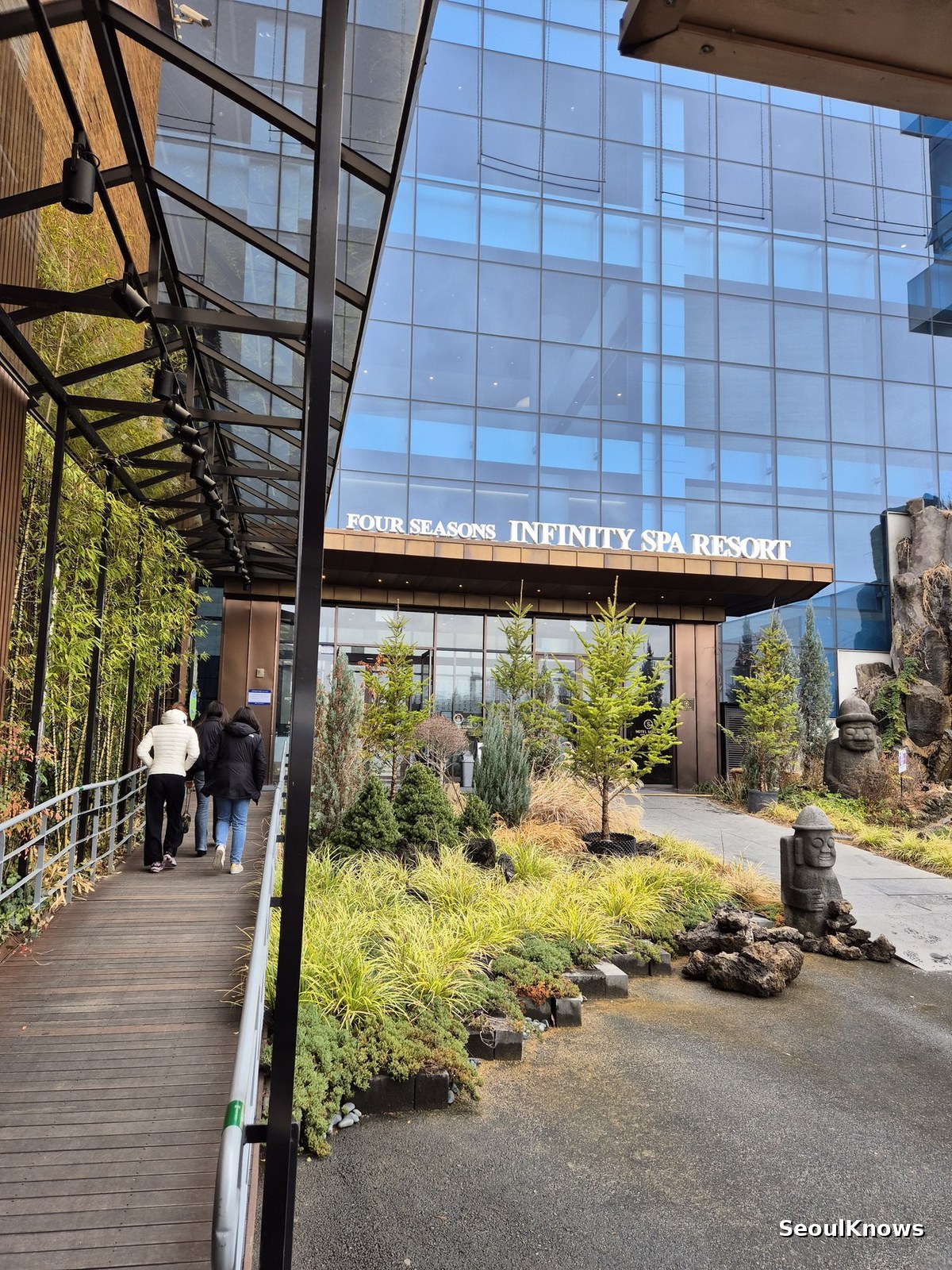 Entrance sign at Hotel Susung Daegu reading Four Seasons Infinity Spa Resort