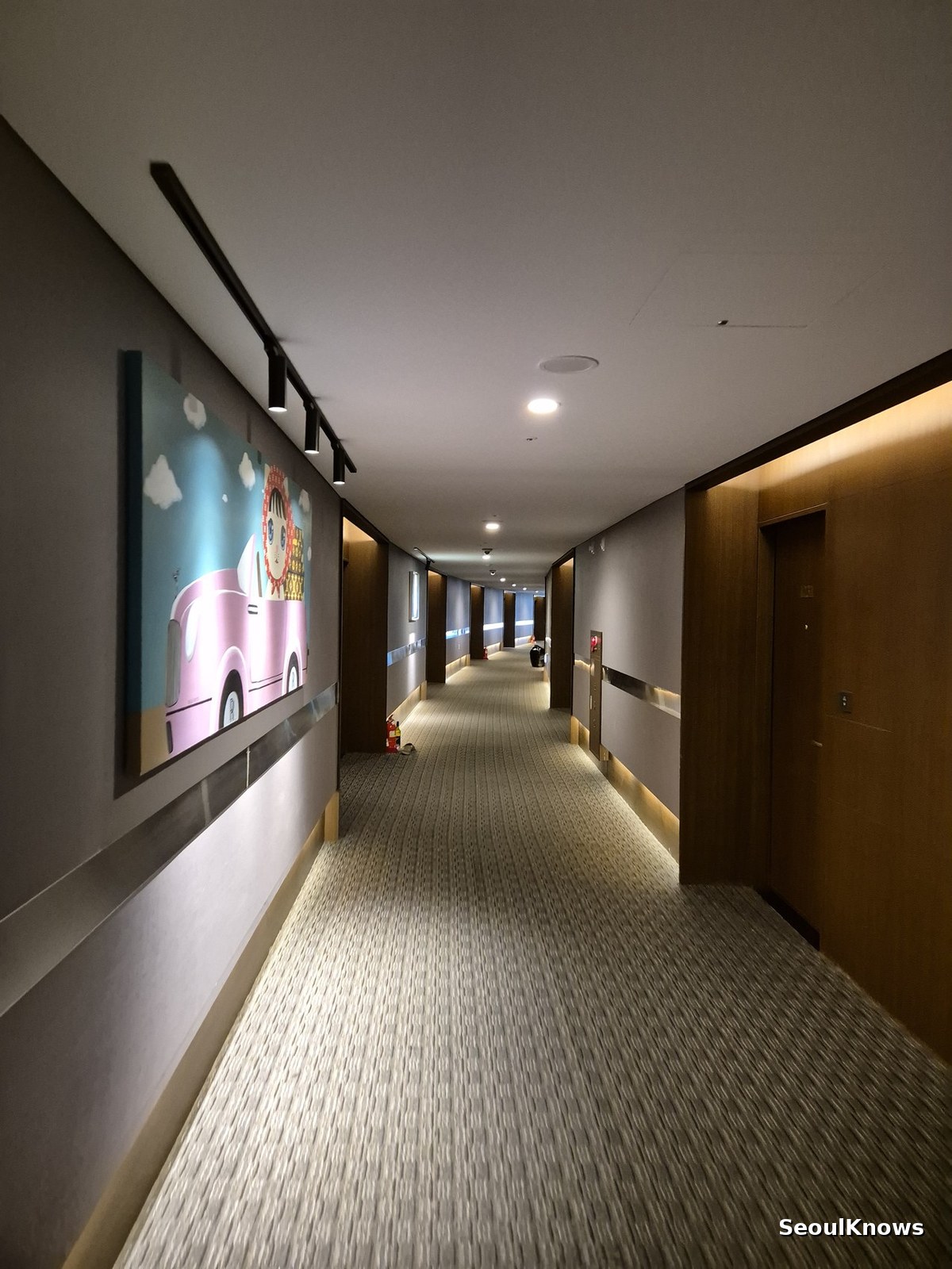 Guest room corridor in the new wing at Hotel Susung Daegu