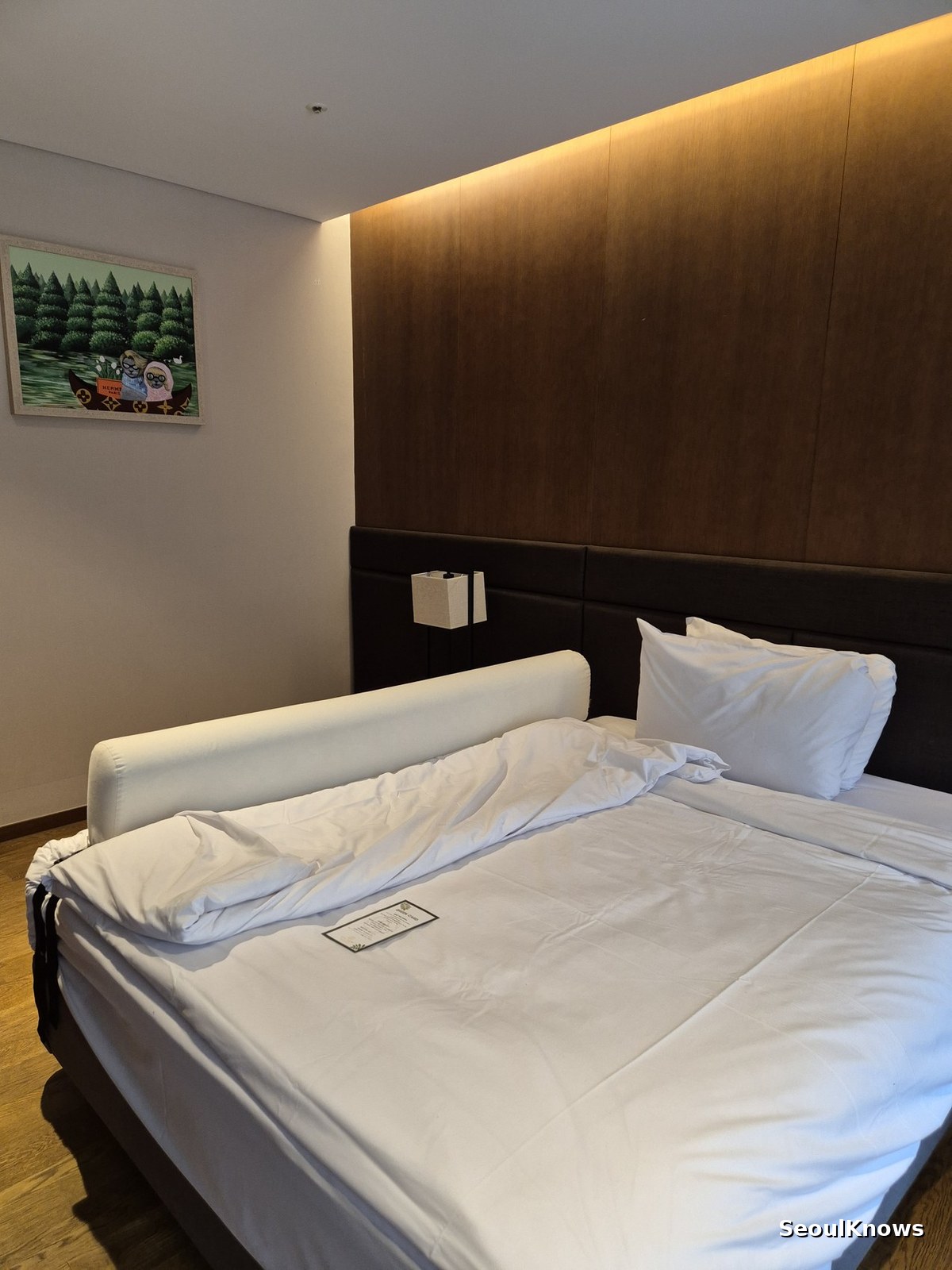 Twin beds in a new wing room at Hotel Susung Daegu