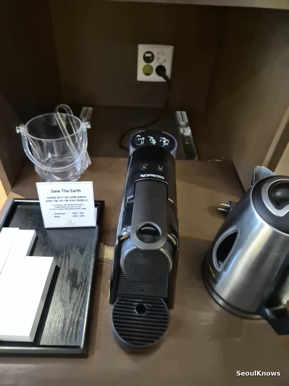 Capsule coffee machine and kettle in a Hotel Susung Daegu room