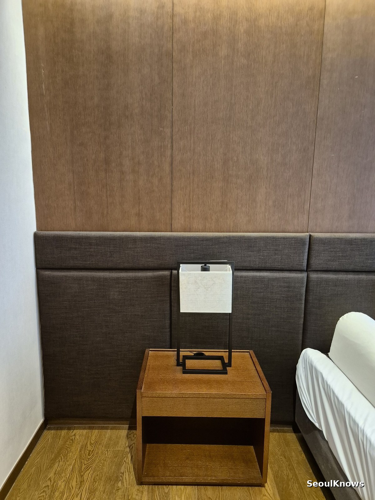 Bathroom with separate shower area in a Hotel Susung Daegu room