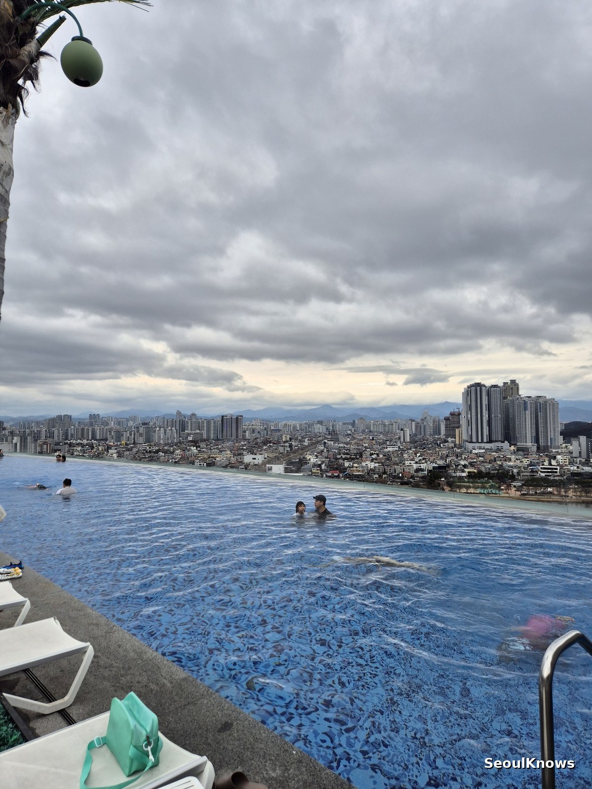 Rooftop infinity pool at Hotel Susung Daegu overlooking Suseong Lake and the city