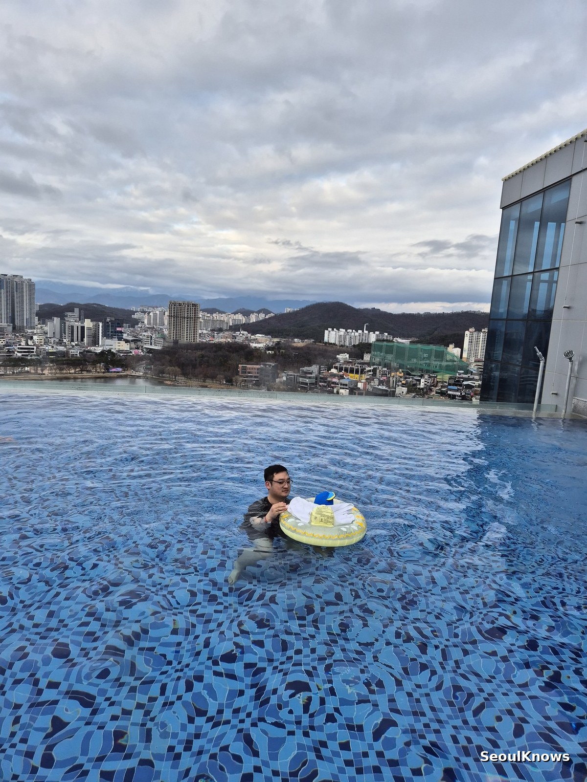 Swimming in the rooftop hot spring infinity pool at Hotel Susung Daegu