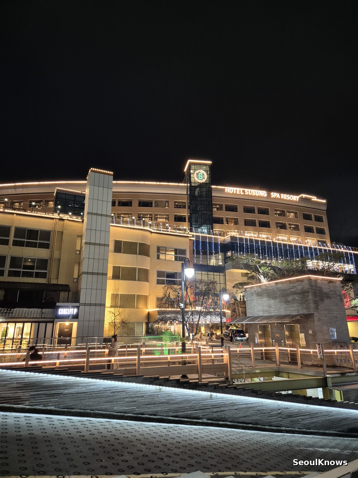 Hotel Susung Daegu exterior lit up at night