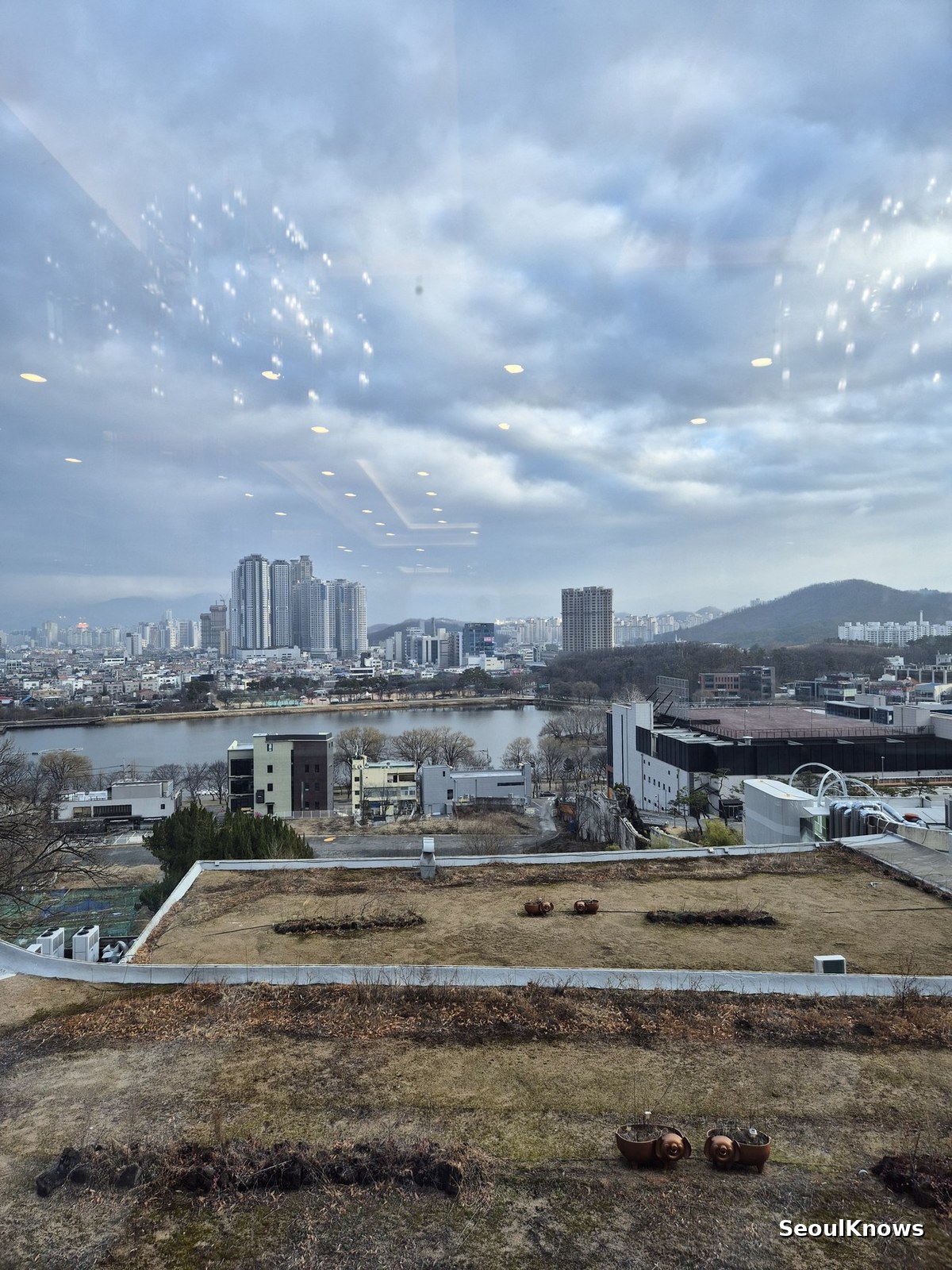 Suseong Lake and the mountains seen from the Four Seasons restaurant window