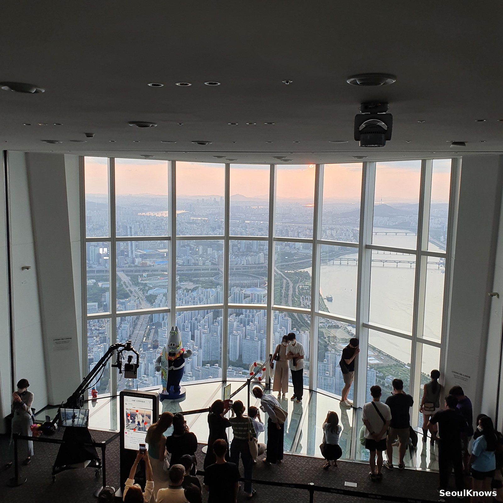 Arrival floor at Seoul Sky with panoramic windows