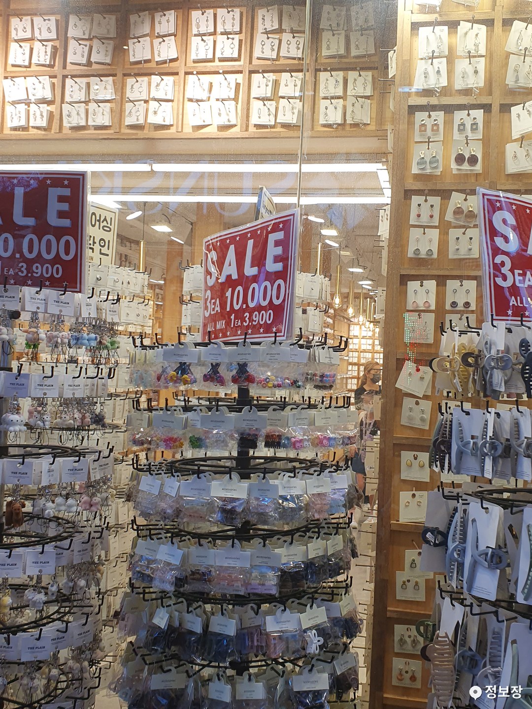 Bargain accessory shop in Myeongdong