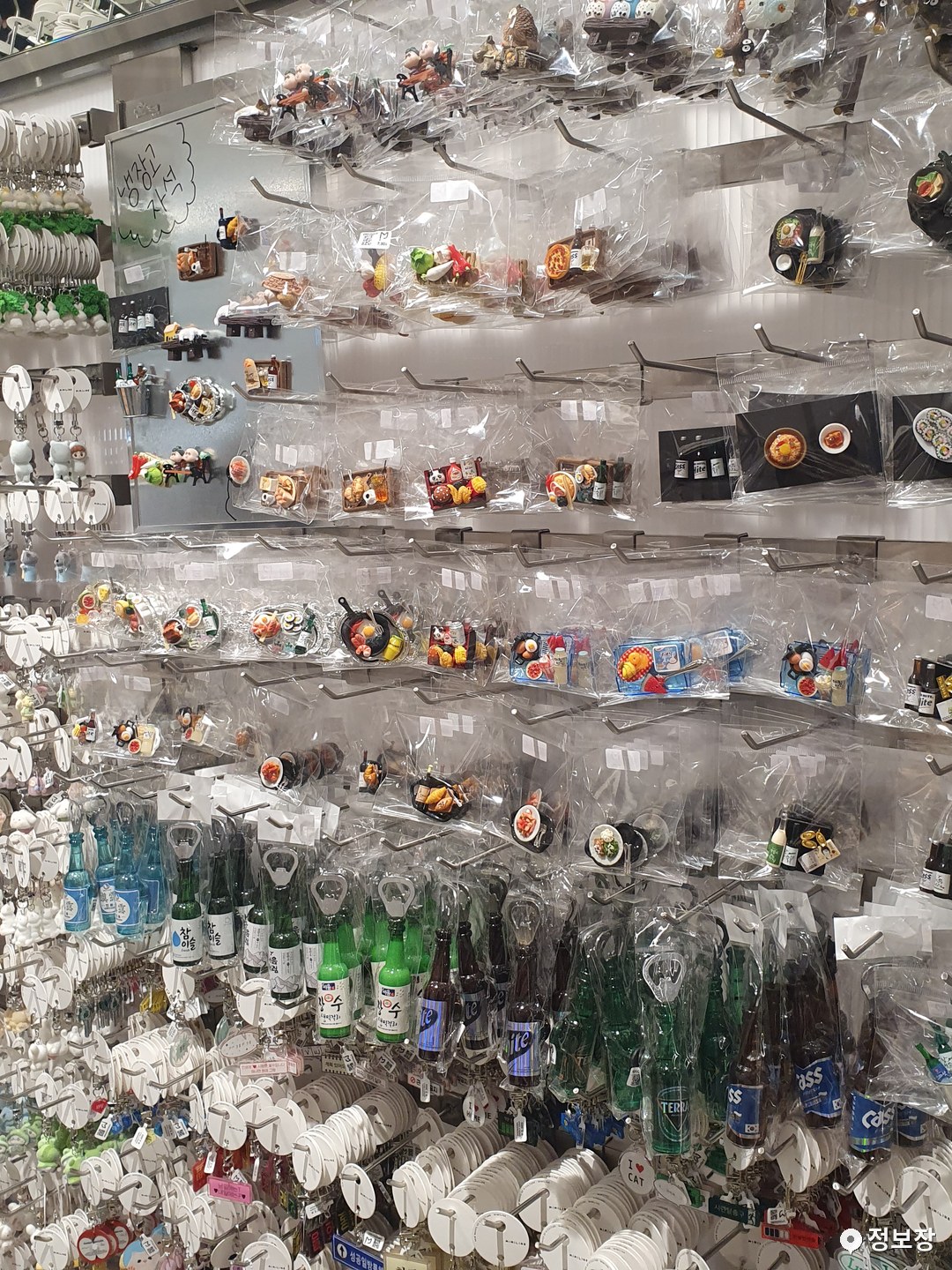 Accessory wall at Mimiline