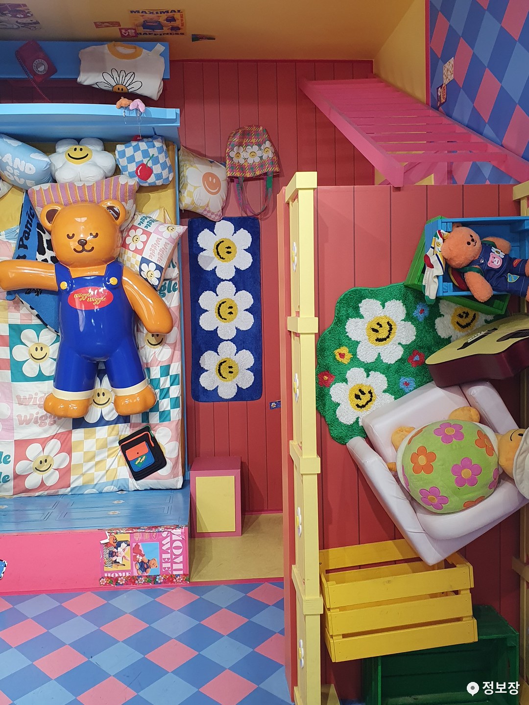 Bear and daisy goods at Wiggle Wiggle