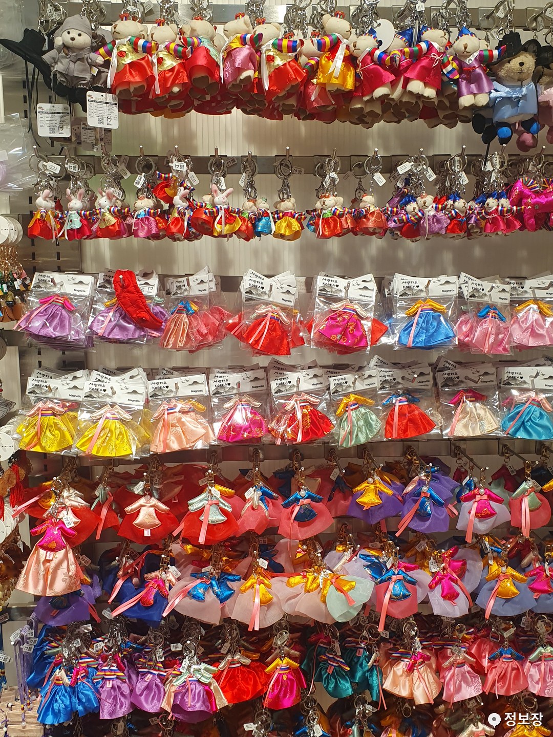 Hanbok doll keyrings at Mimiline