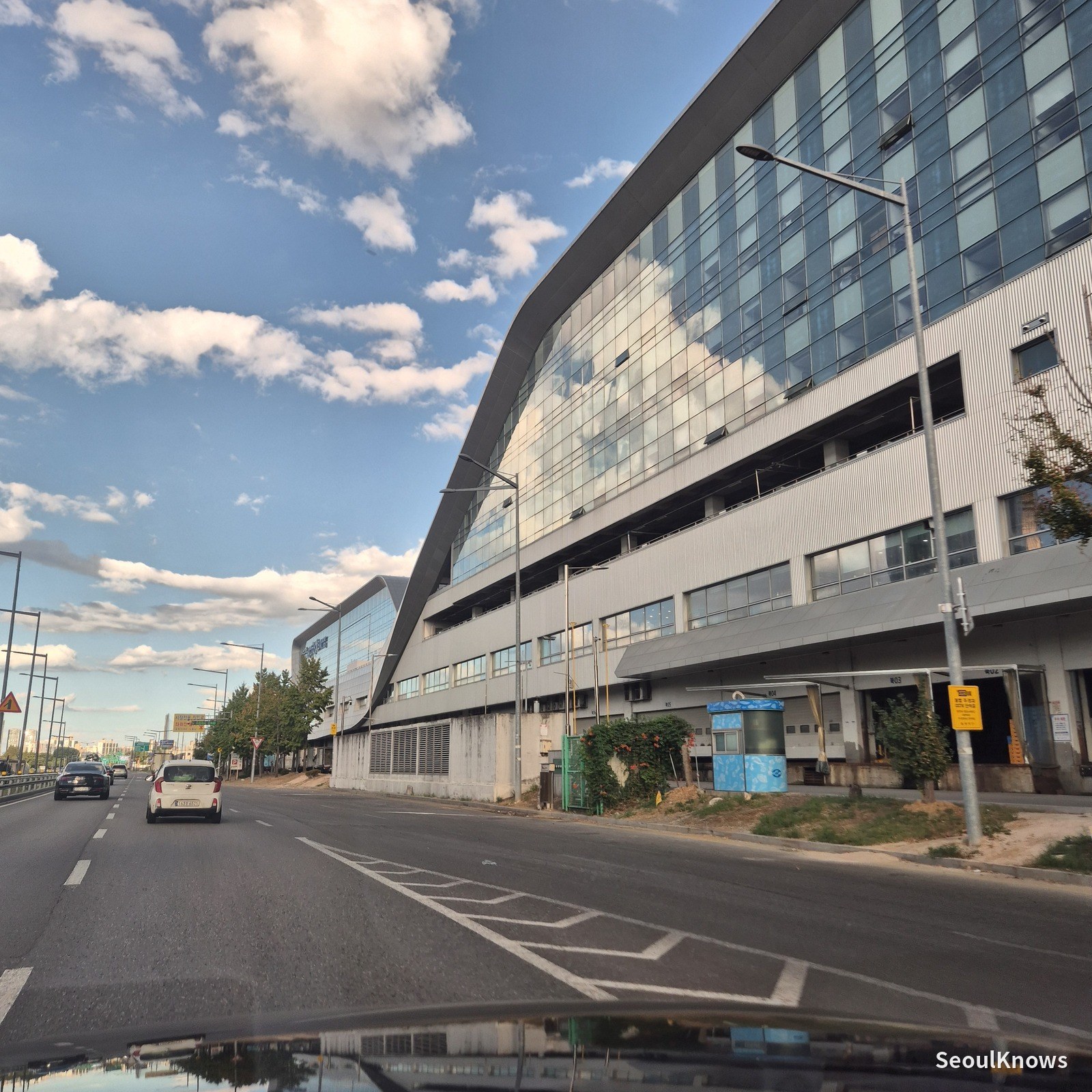 Side of the Noryangjin Fish Market building and access road
