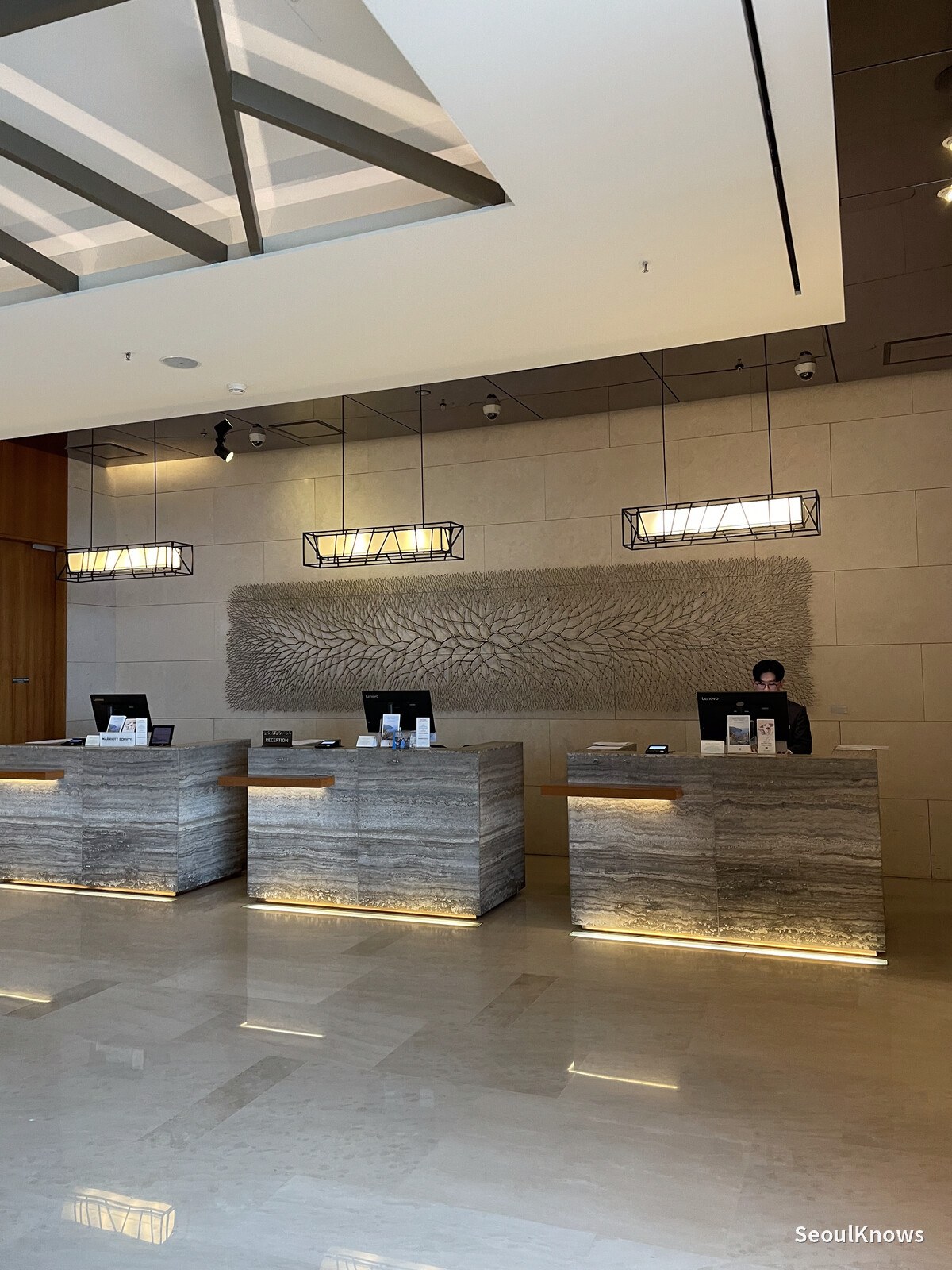 Lobby interior of Courtyard by Marriott Seoul Pangyo on the 8th floor