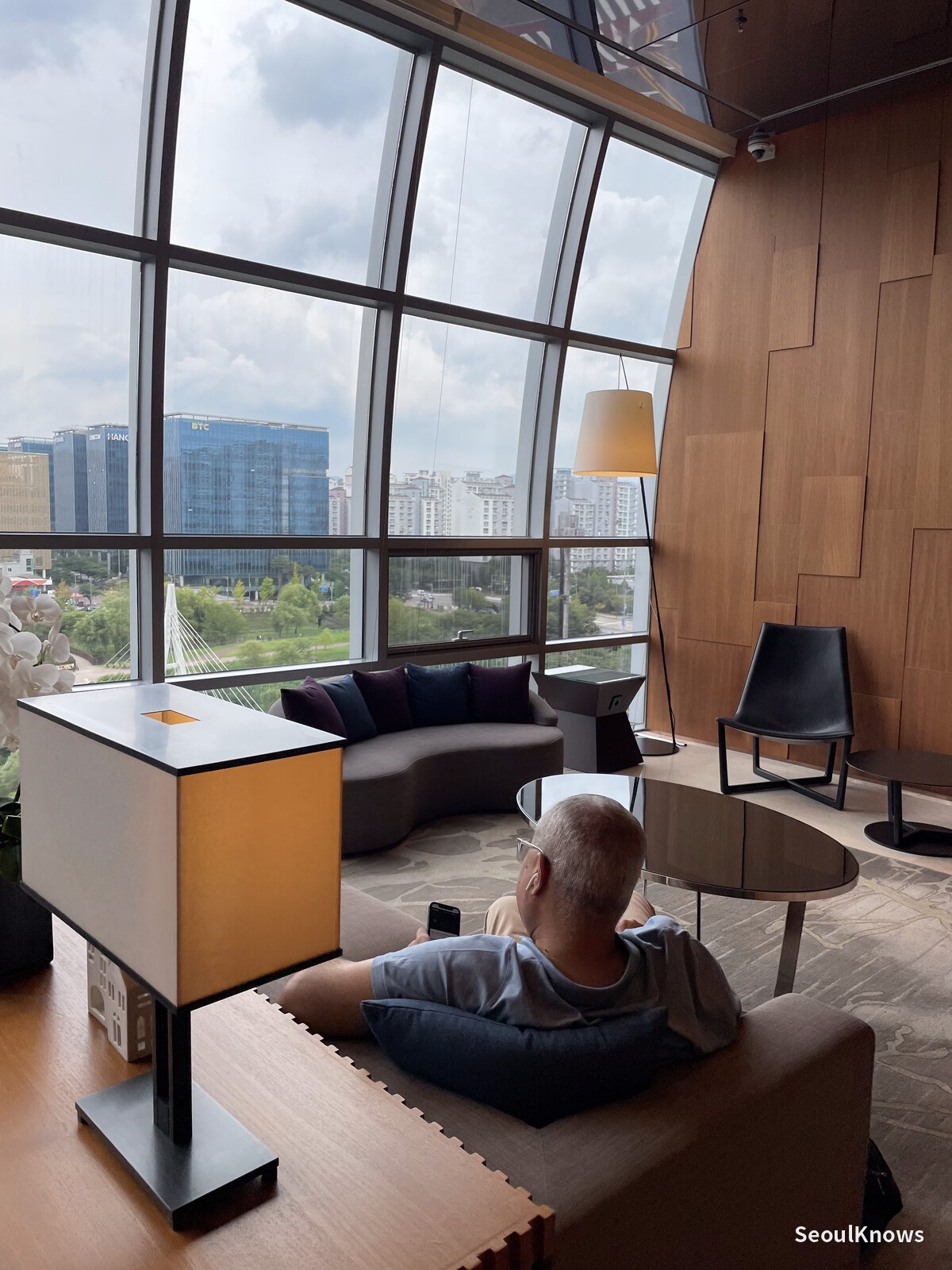 Lobby lounge with views over Pangyo