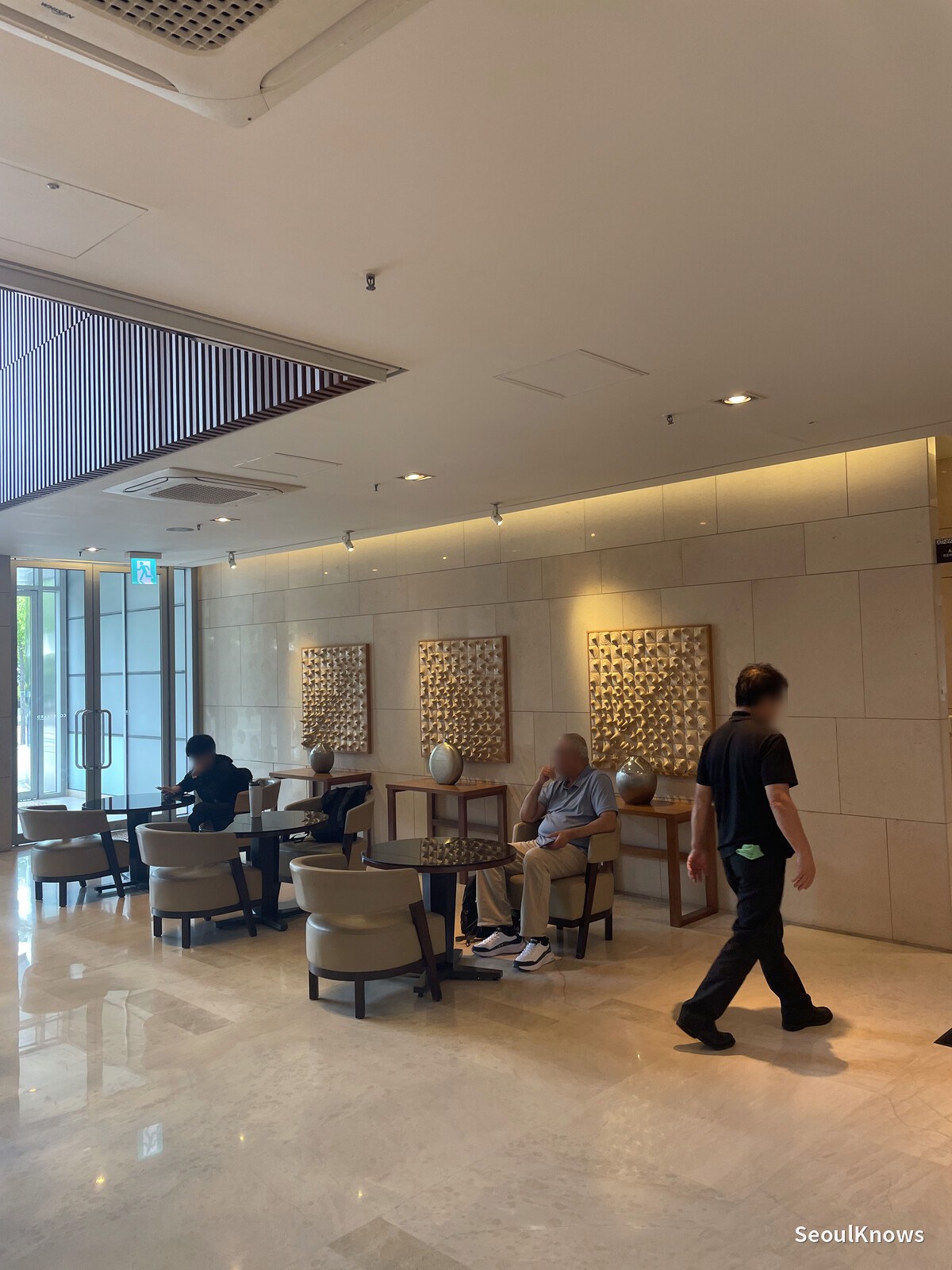 Open lounge area near the lobby of Courtyard by Marriott Seoul Pangyo
