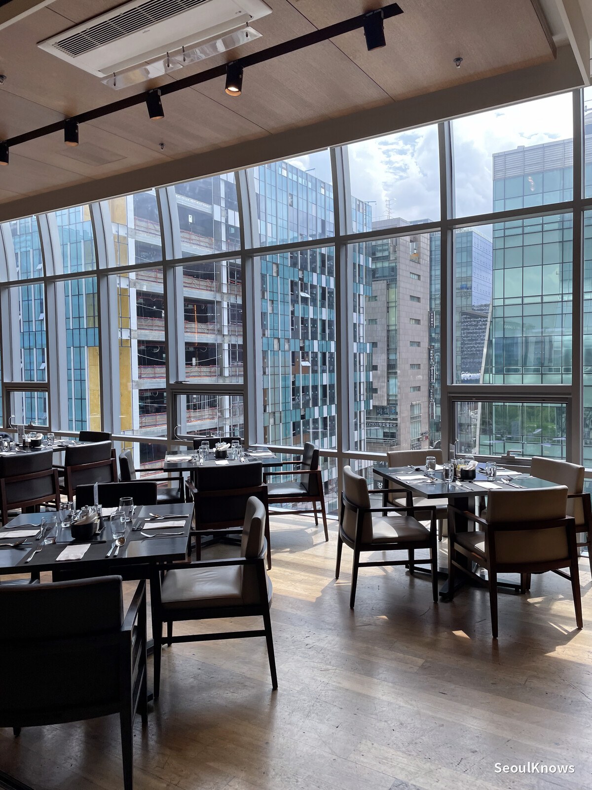 MoMo Cafe dining room with floor-to-ceiling windows over Pangyo Techno Valley