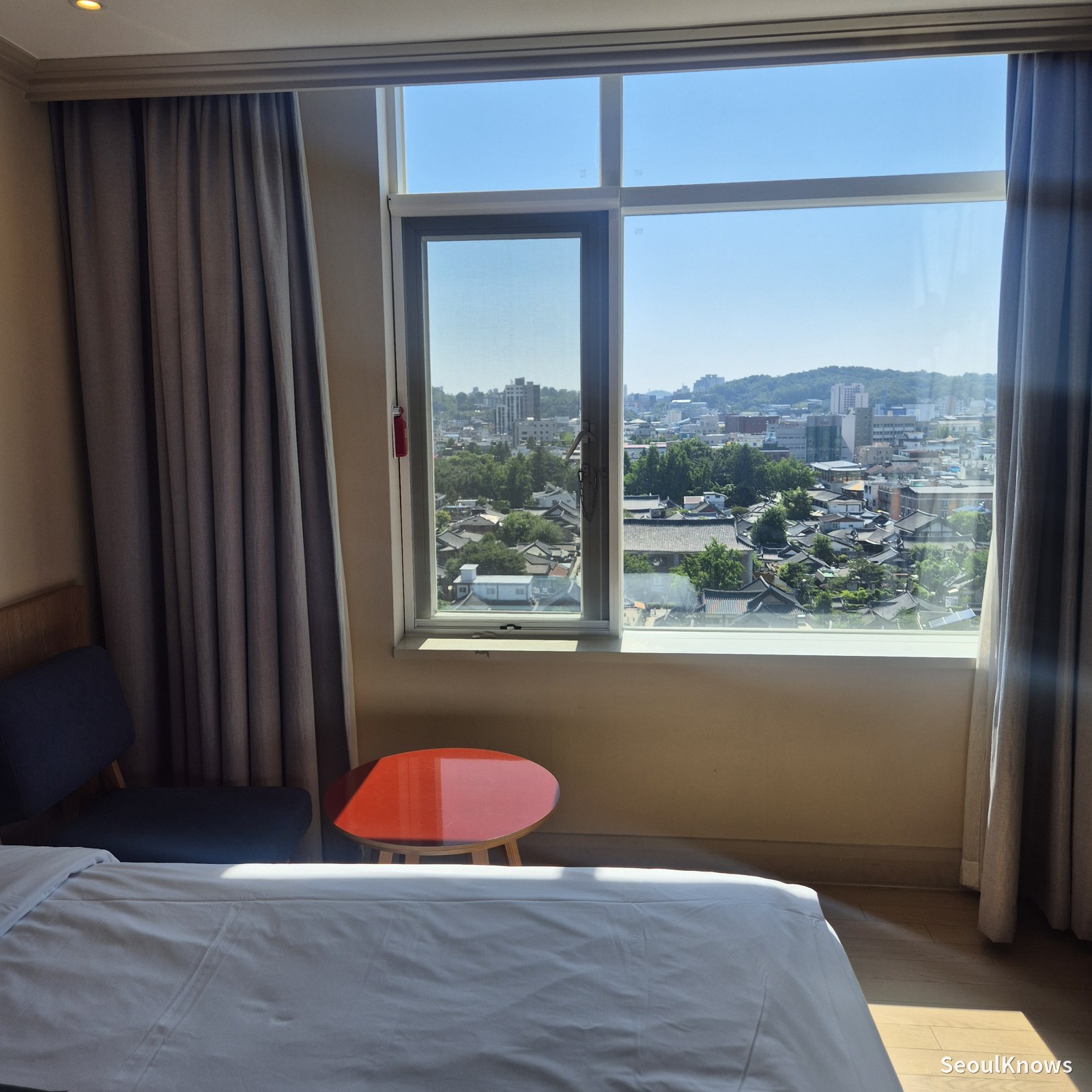 Lahan Hotel Jeonju room with large window