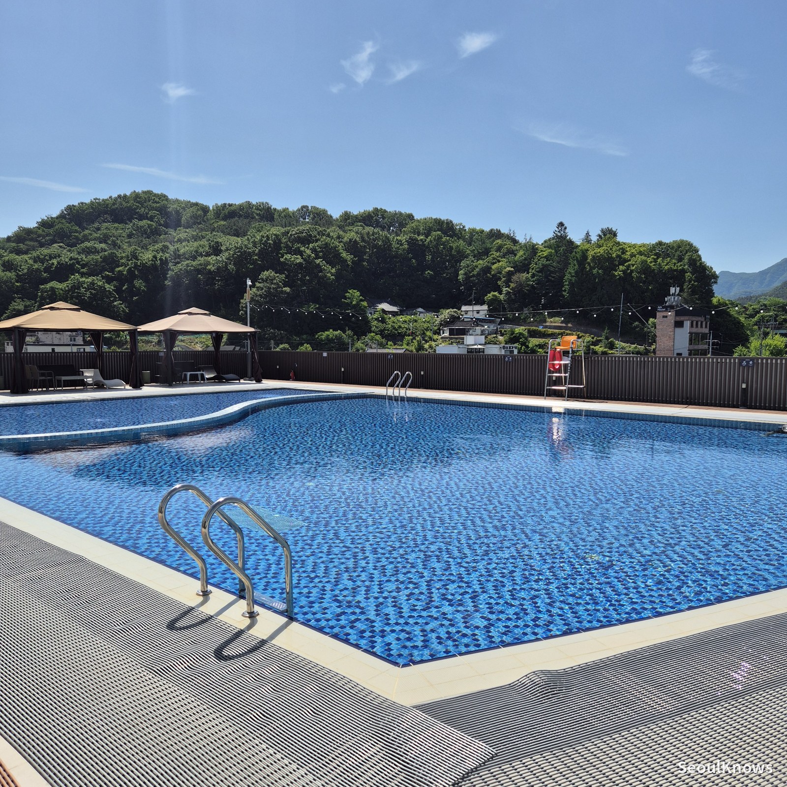 Rooftop outdoor pool at Lahan Hotel Jeonju overlooking Hanok Village