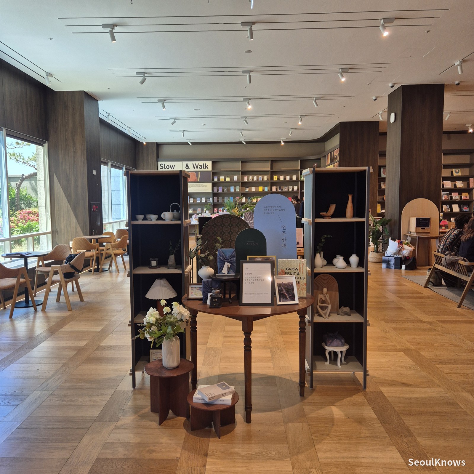 Jeonju Sanchaek Bookstore and Café interior