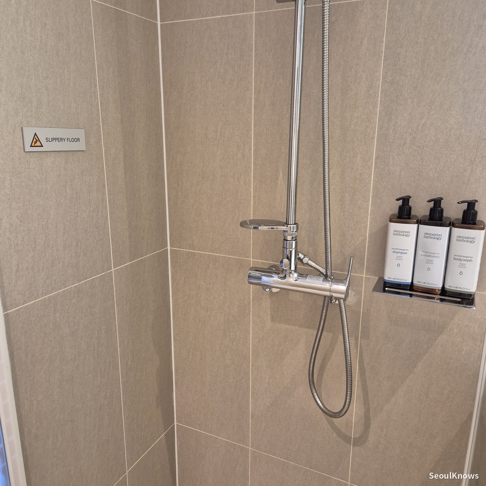 Shilla Stay Jeonju separate shower booth