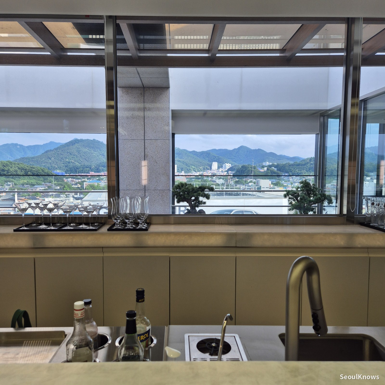 Shilla Stay Jeonju 11th floor rooftop lounge with city view
