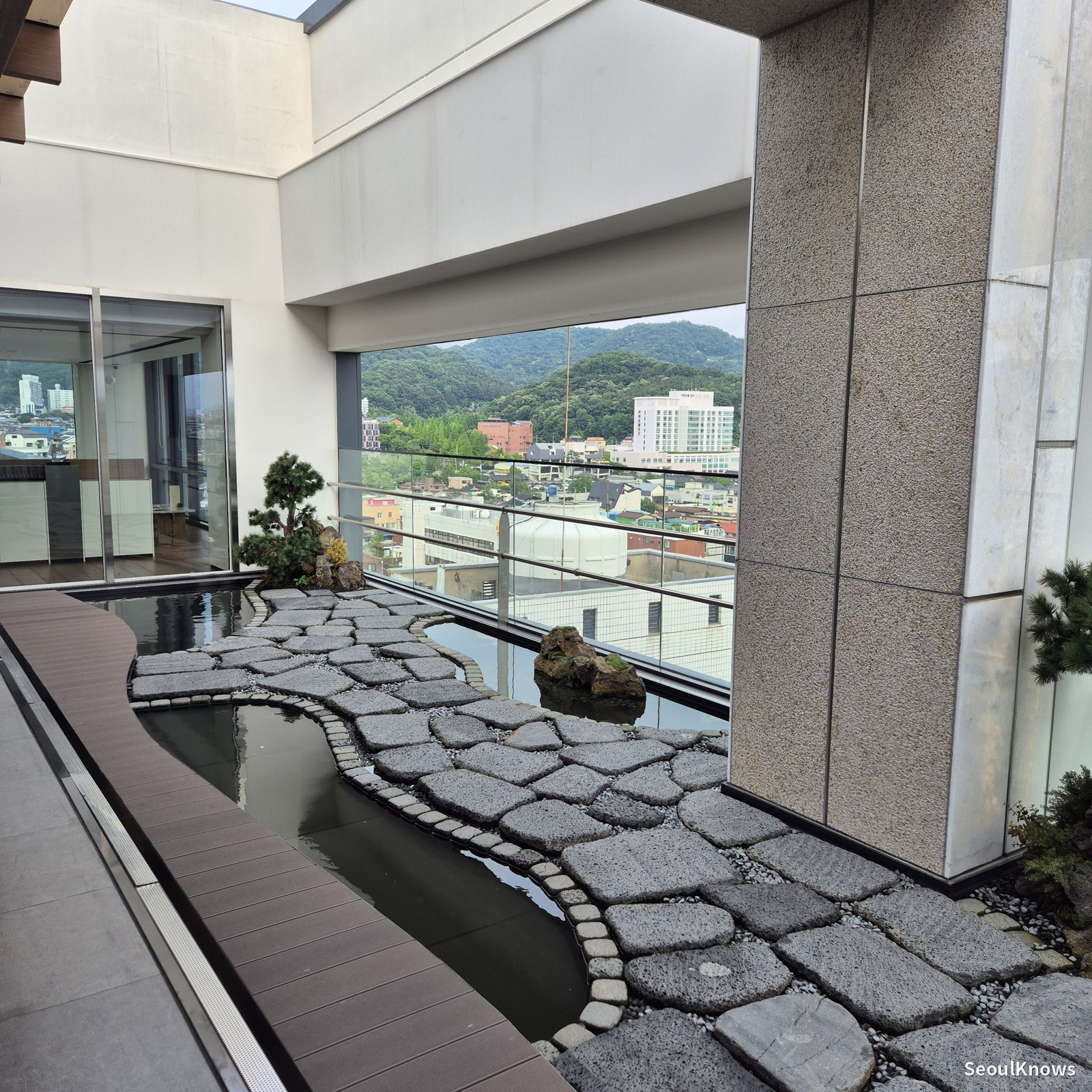 Shilla Stay Jeonju rooftop lounge outdoor terrace
